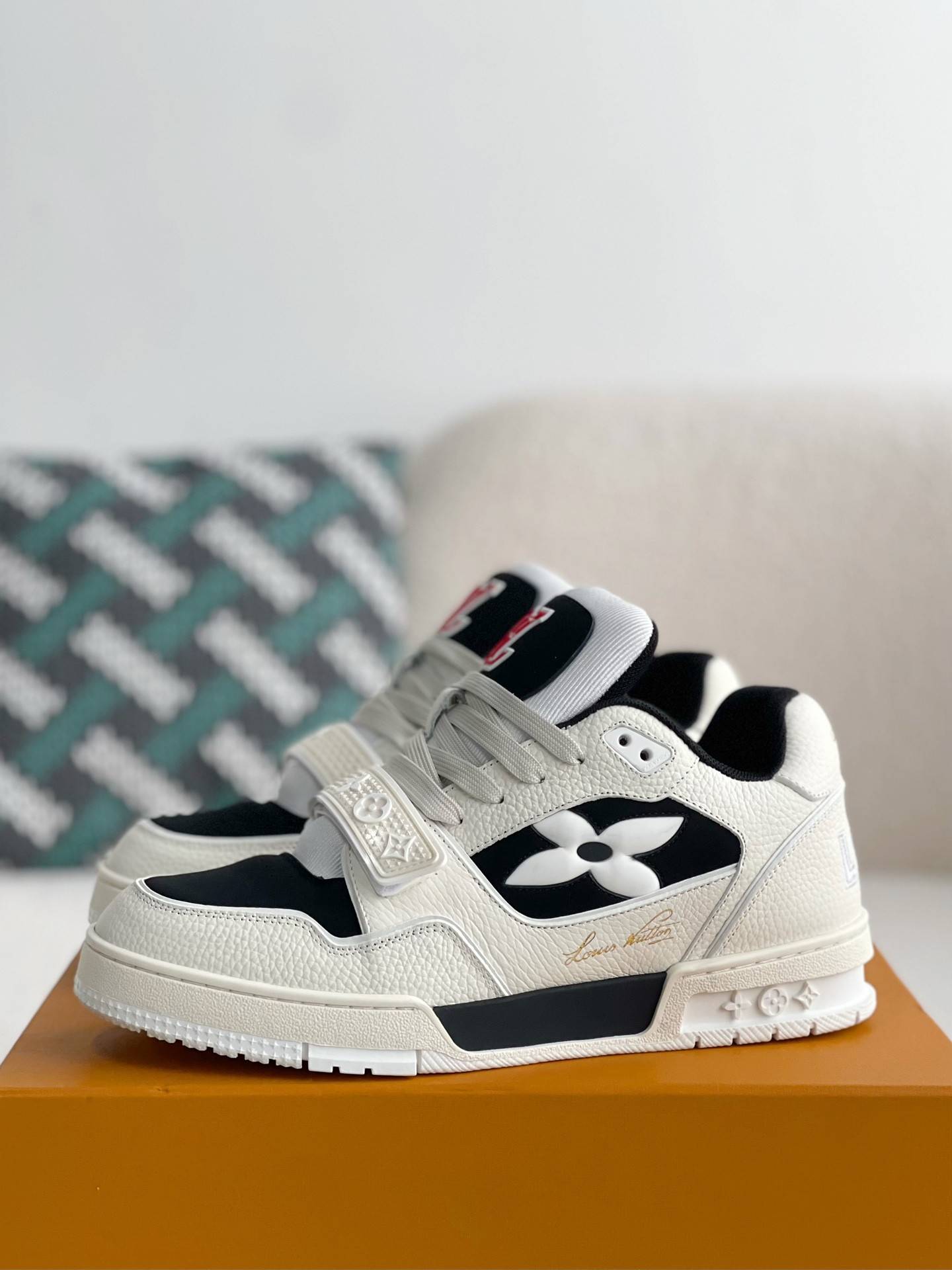 L*V SNEAKERS
