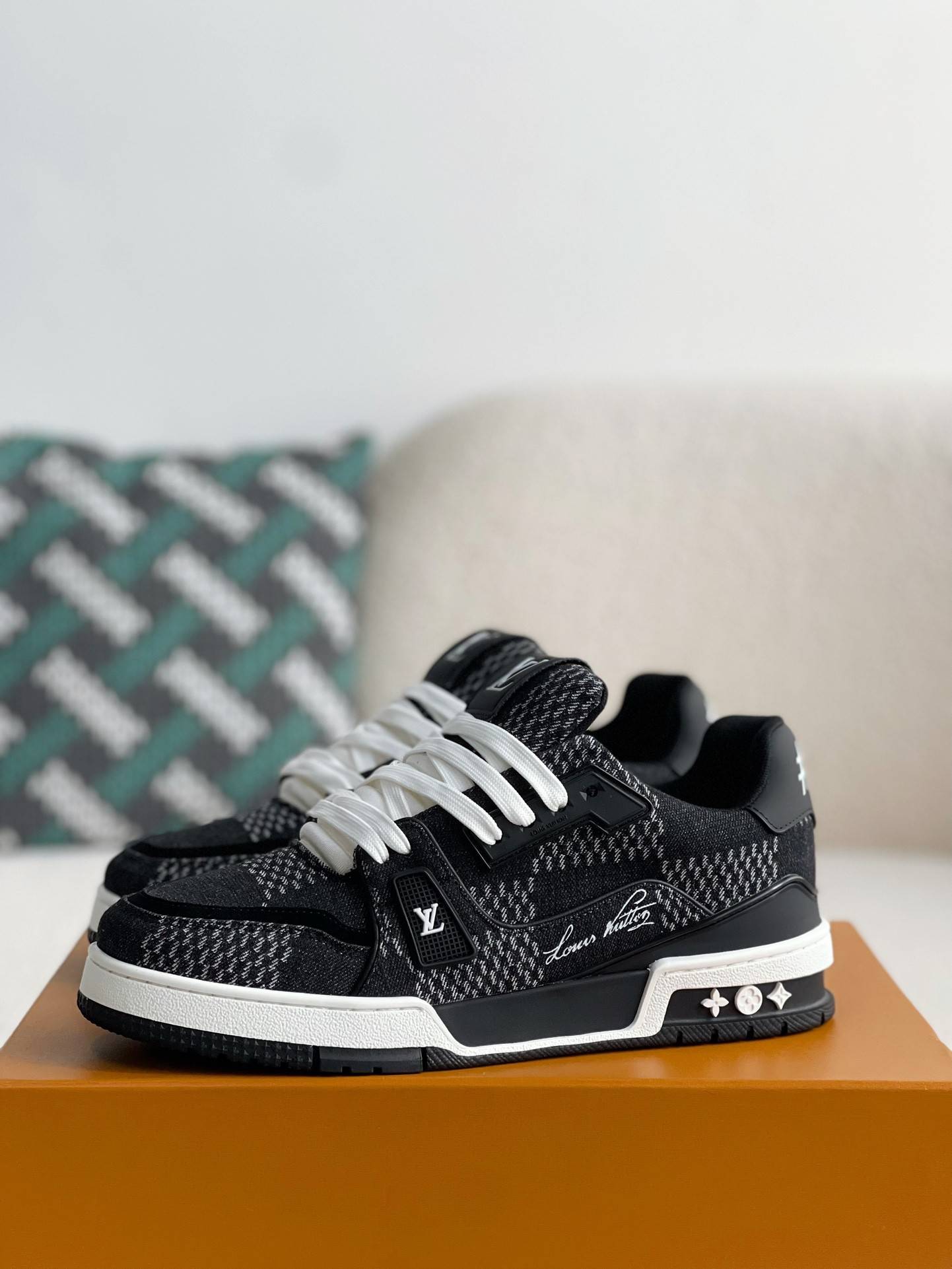 L*V SNEAKERS
