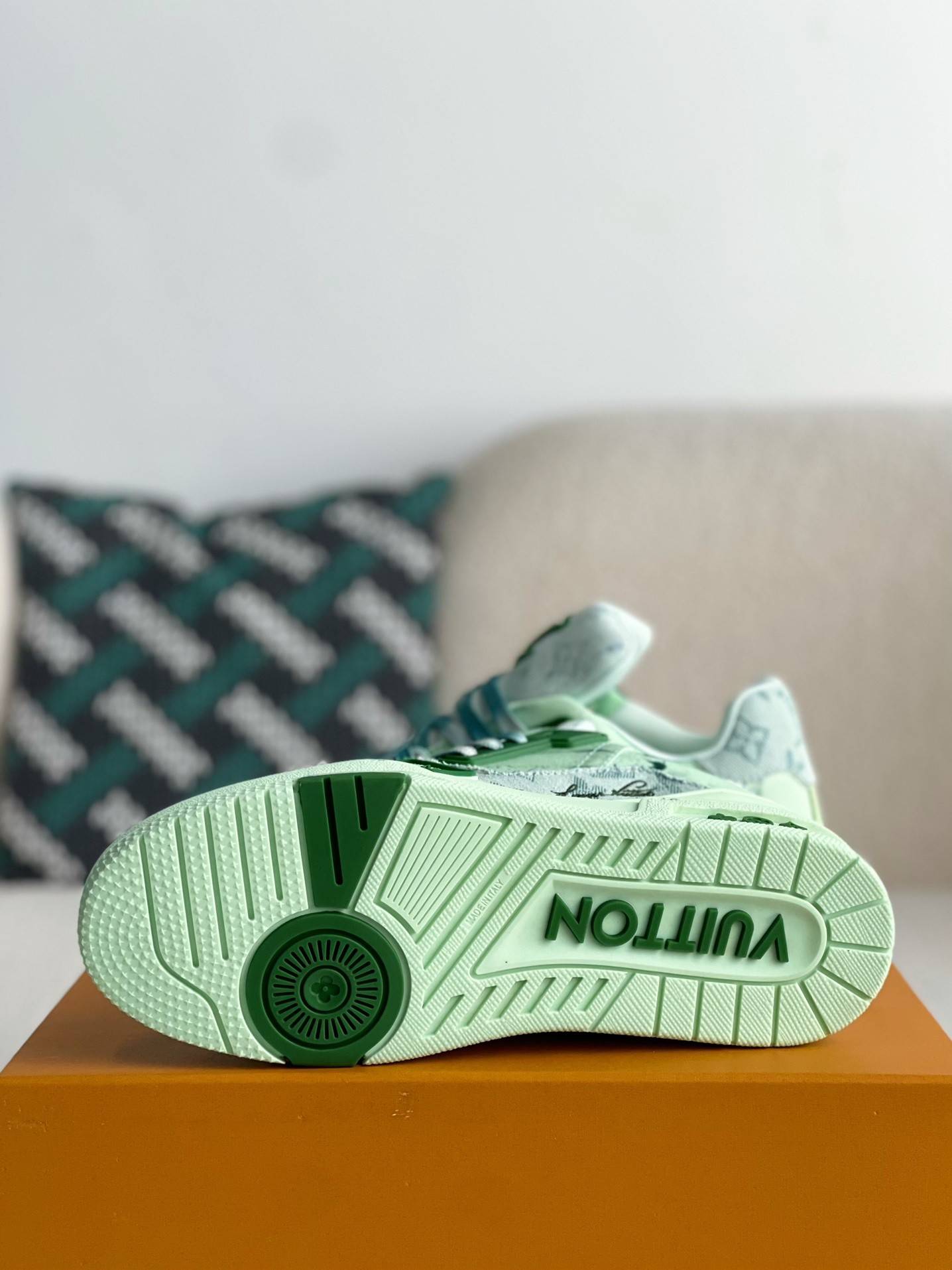 L*V SNEAKERS