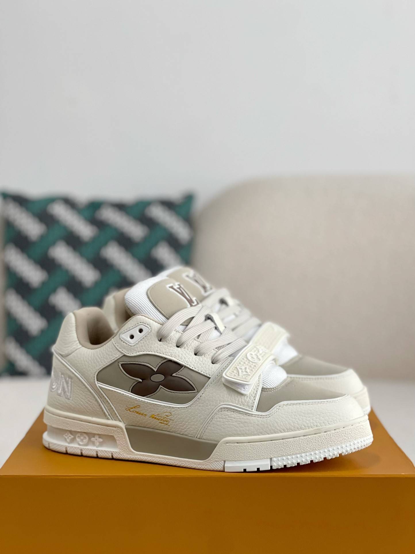 L*V TRAINER SNEAKERS