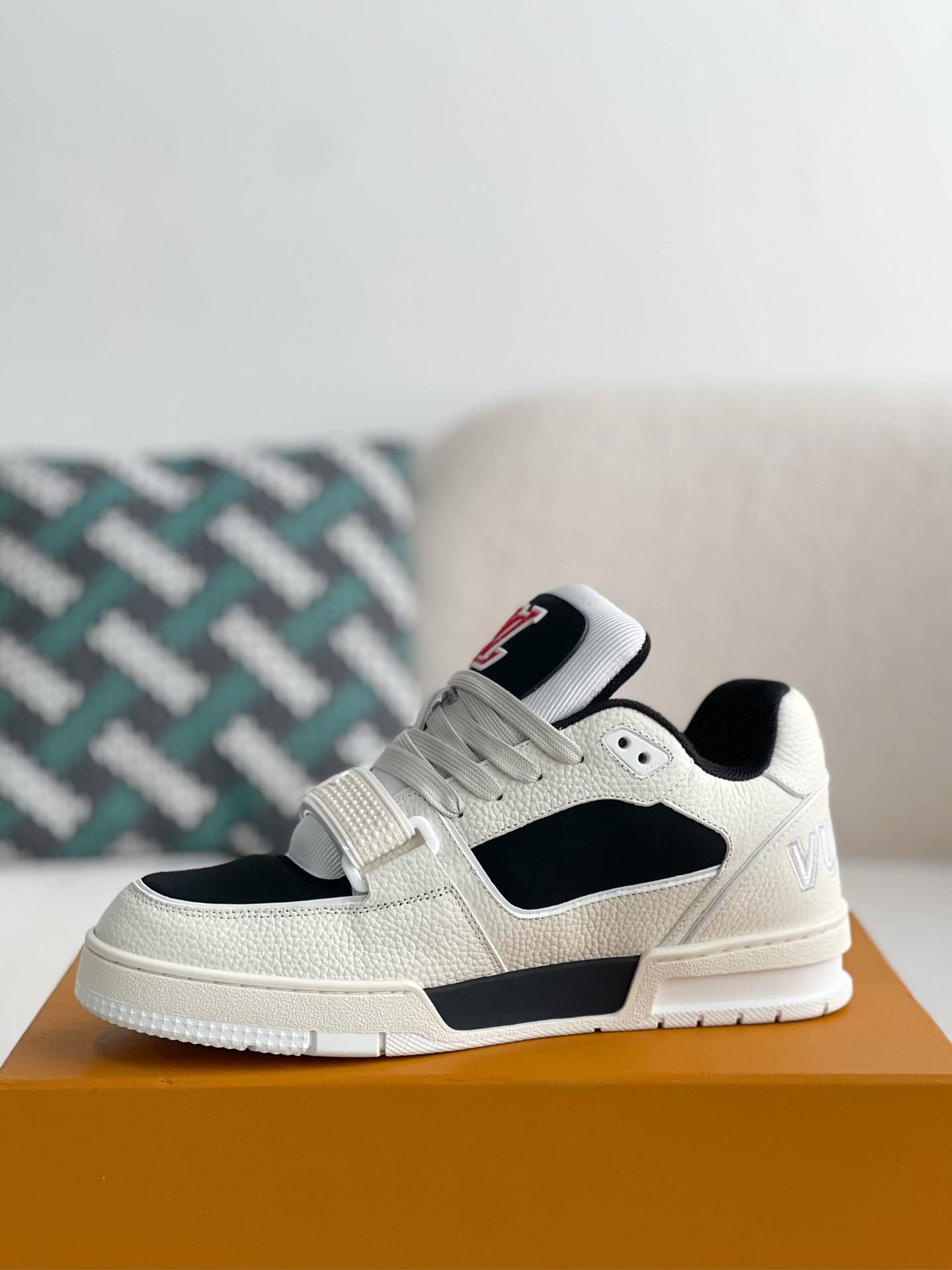 L*V SNEAKERS
