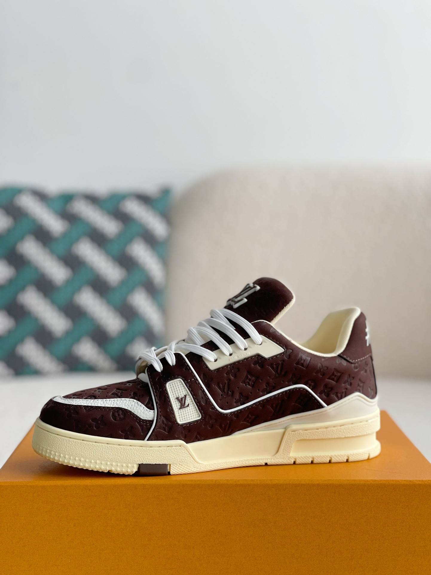 L*V SNEAKERS