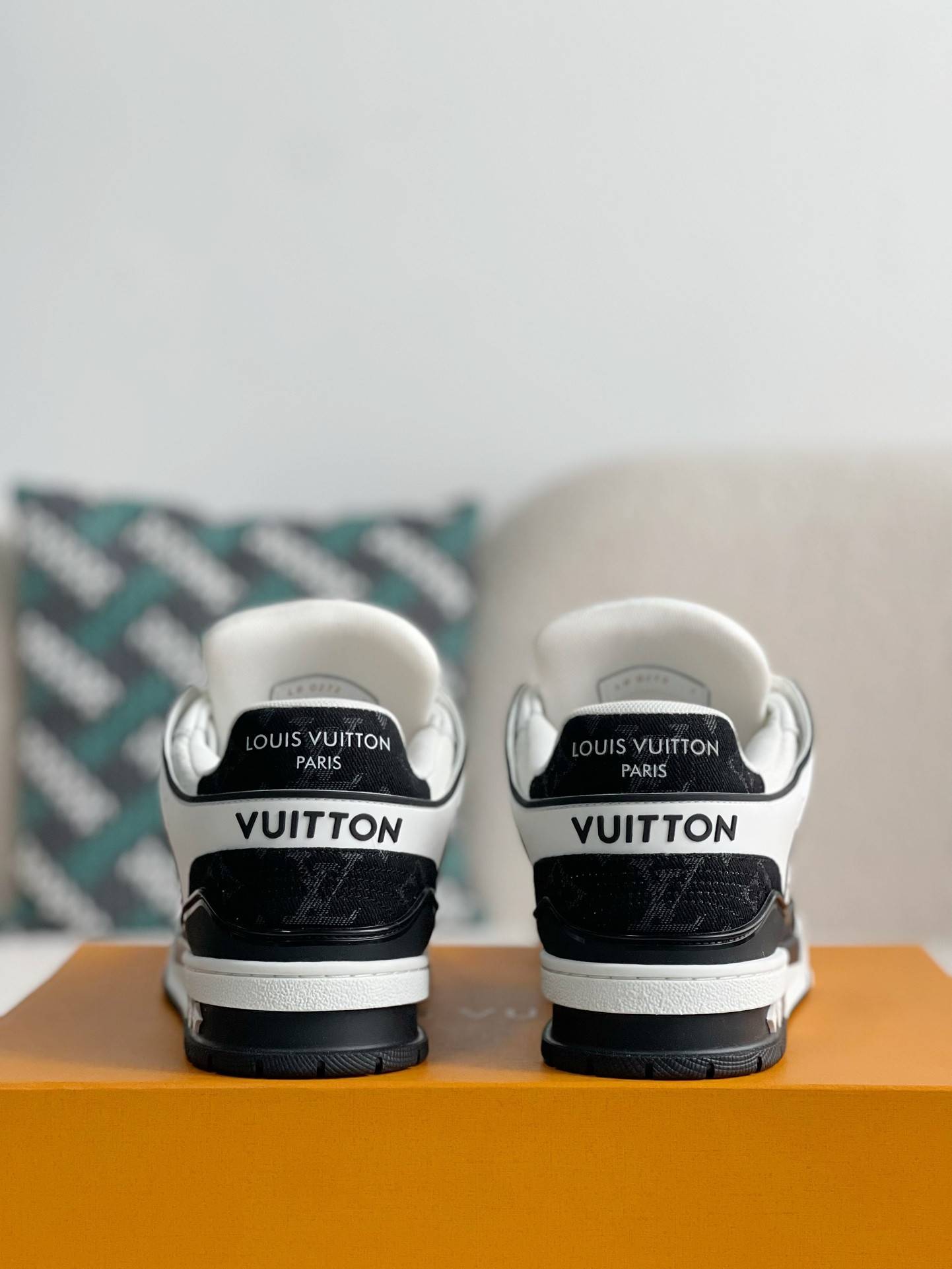 L*V SNEAKERS