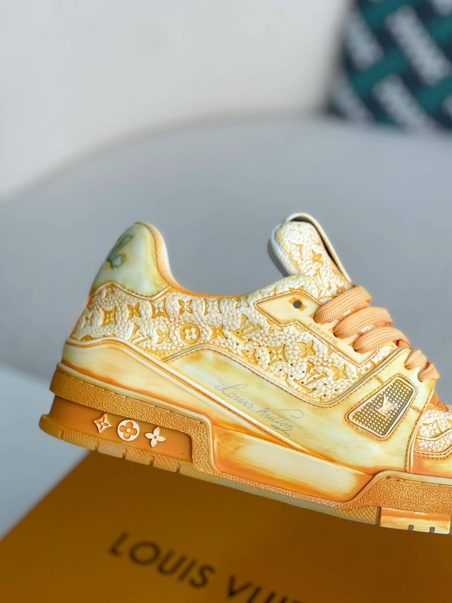 L*V SNEAKERS