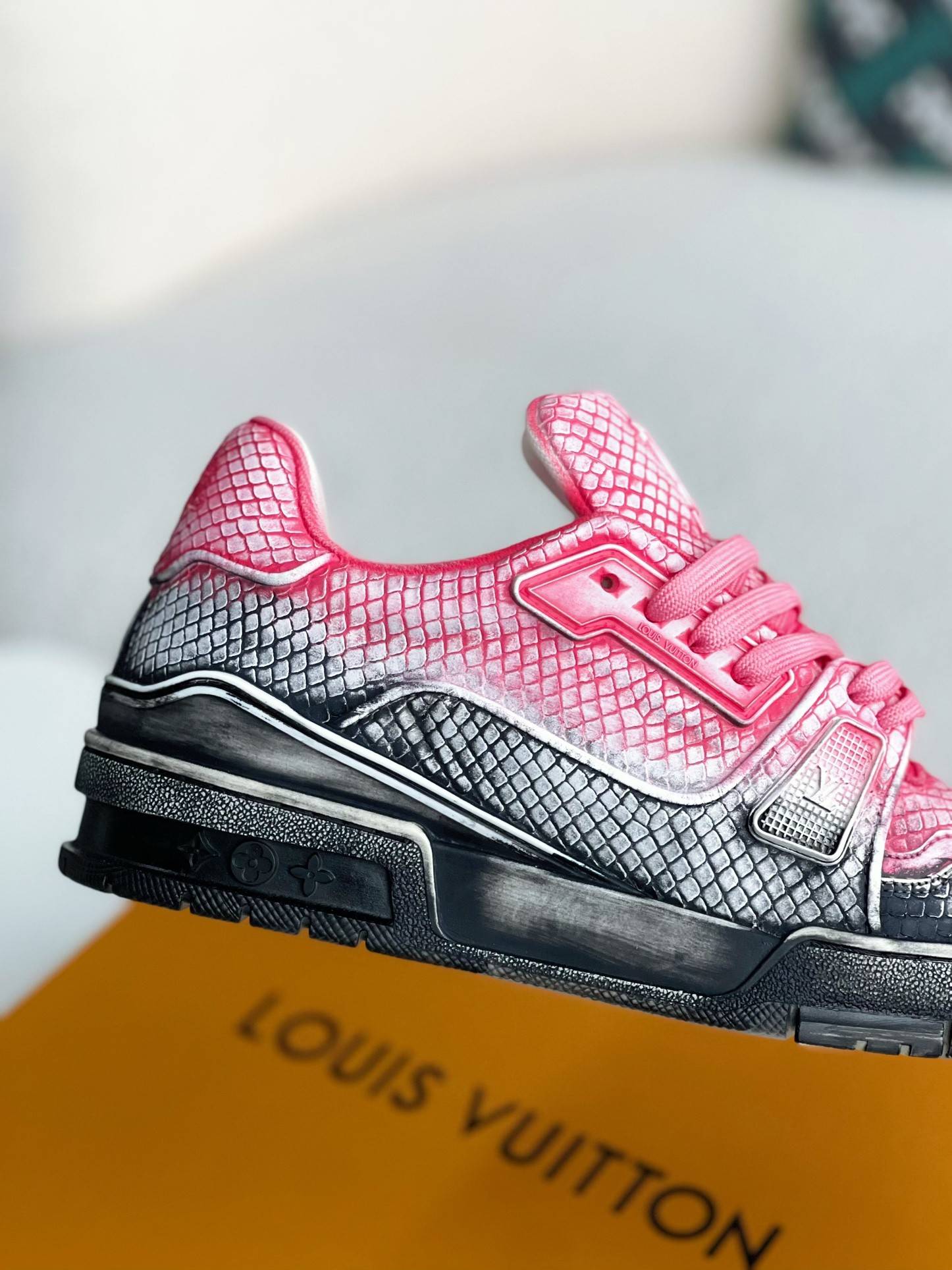 L*V TRAINER SNEAKERS