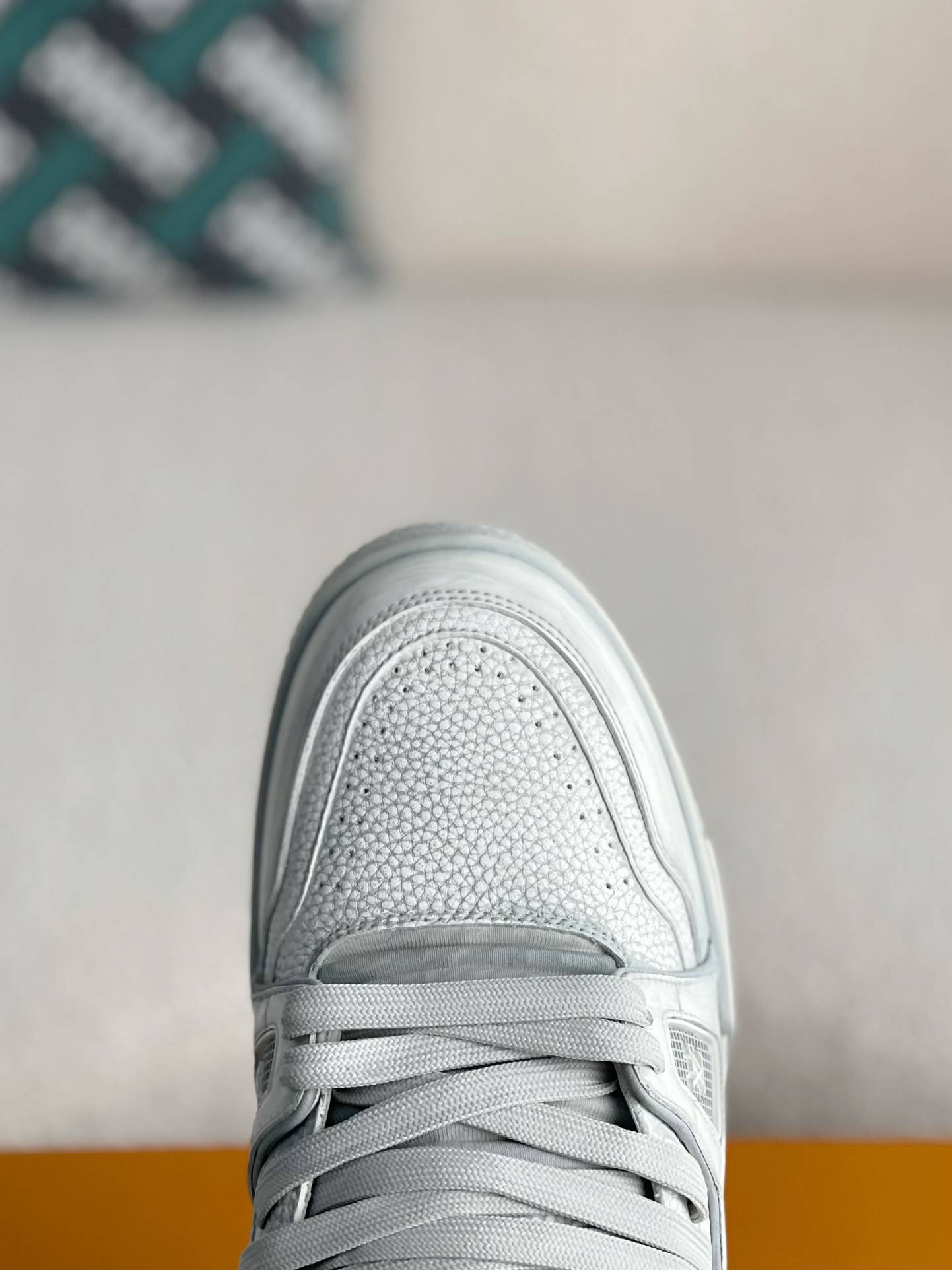 L*V SNEAKERS