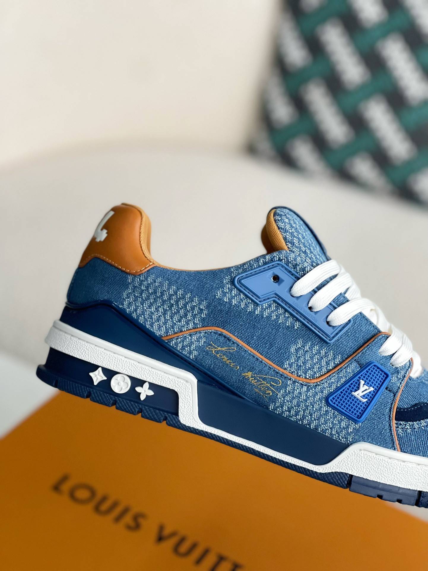 L*V SNEAKERS