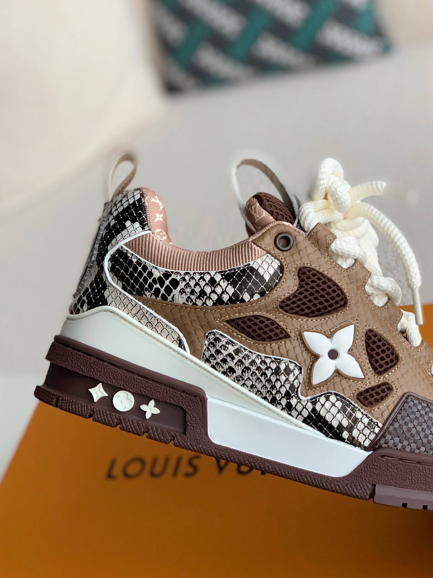 L*V NEW SKATE