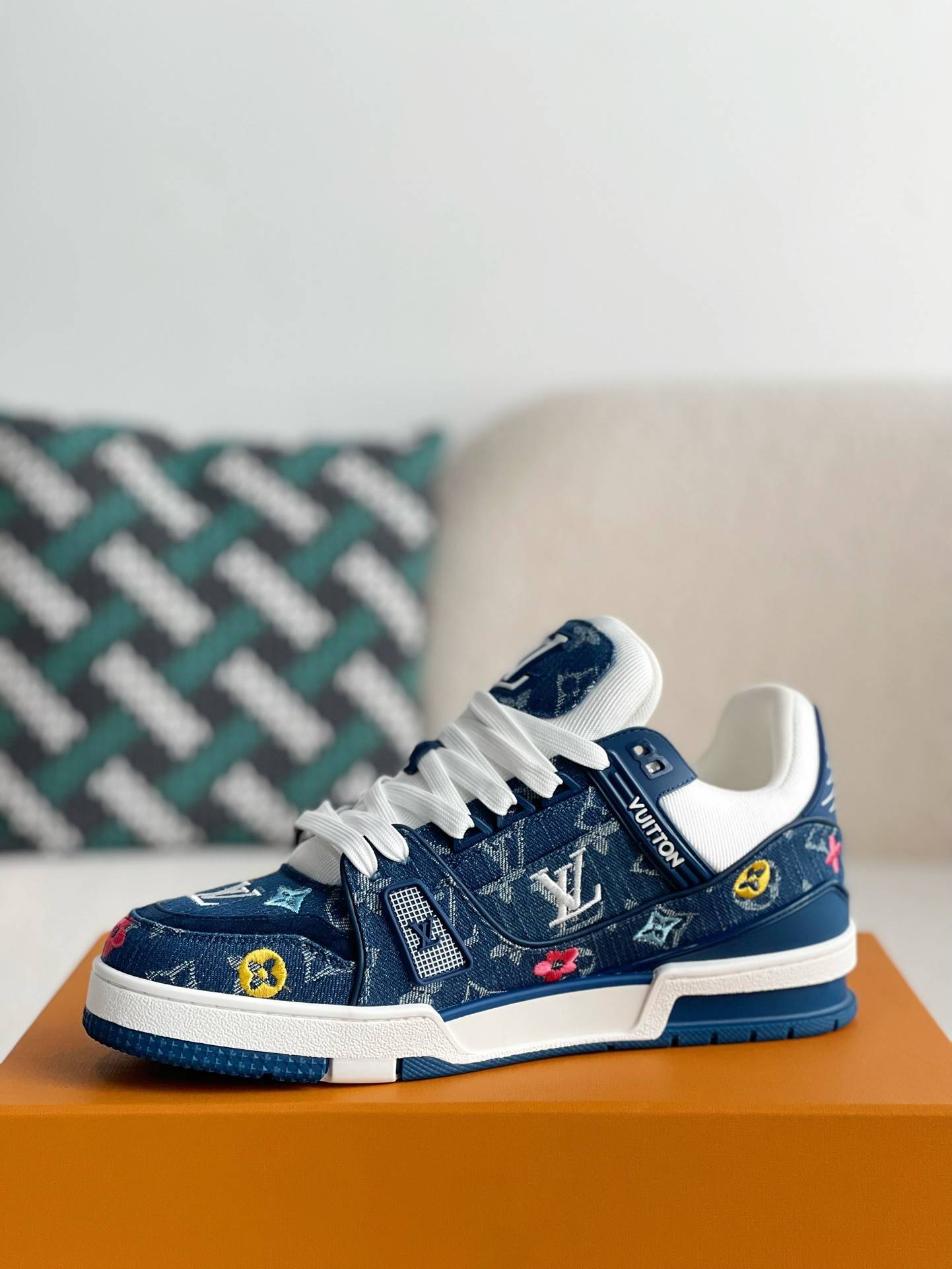 L*V TRAINER SNEAKERS