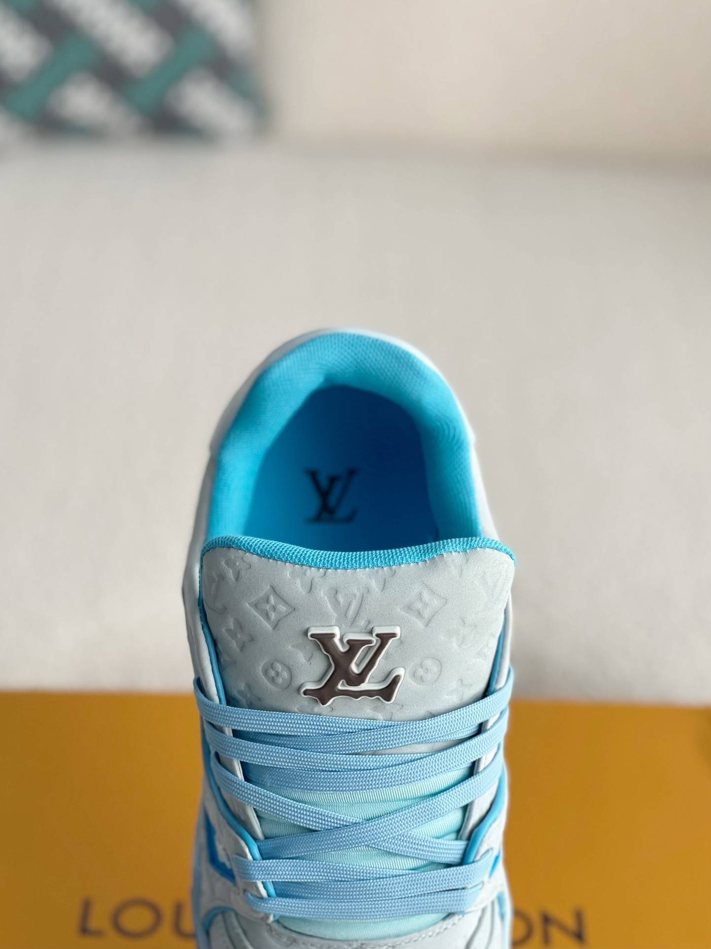 L*V SNEAKERS