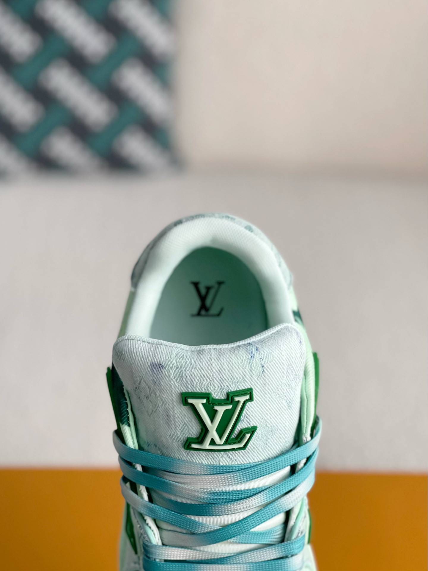 L*V SNEAKERS