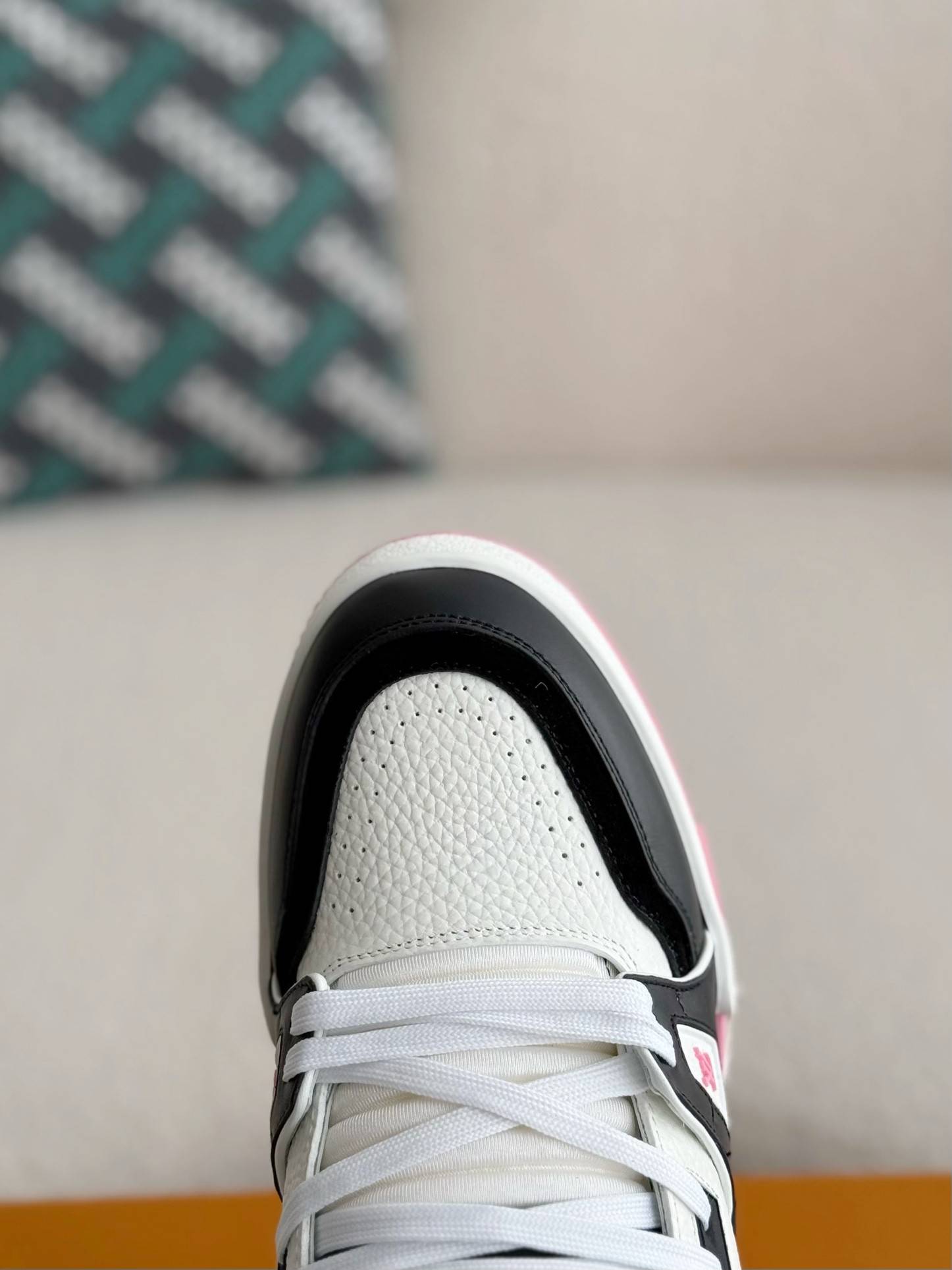 L*V TRAINER SNEAKERS