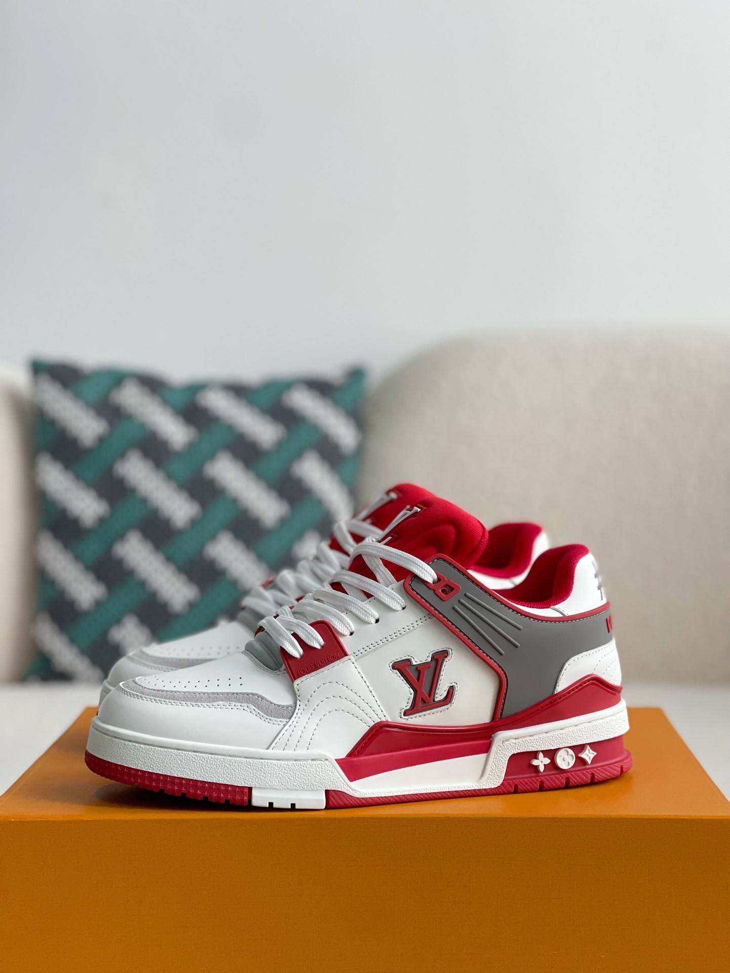 L*V SNEAKERS