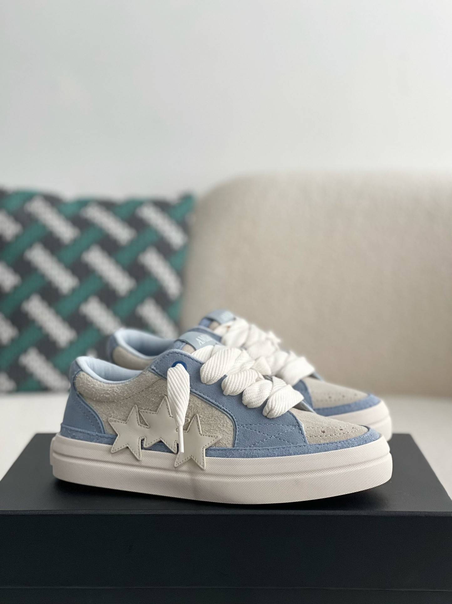A*RI Sneakers