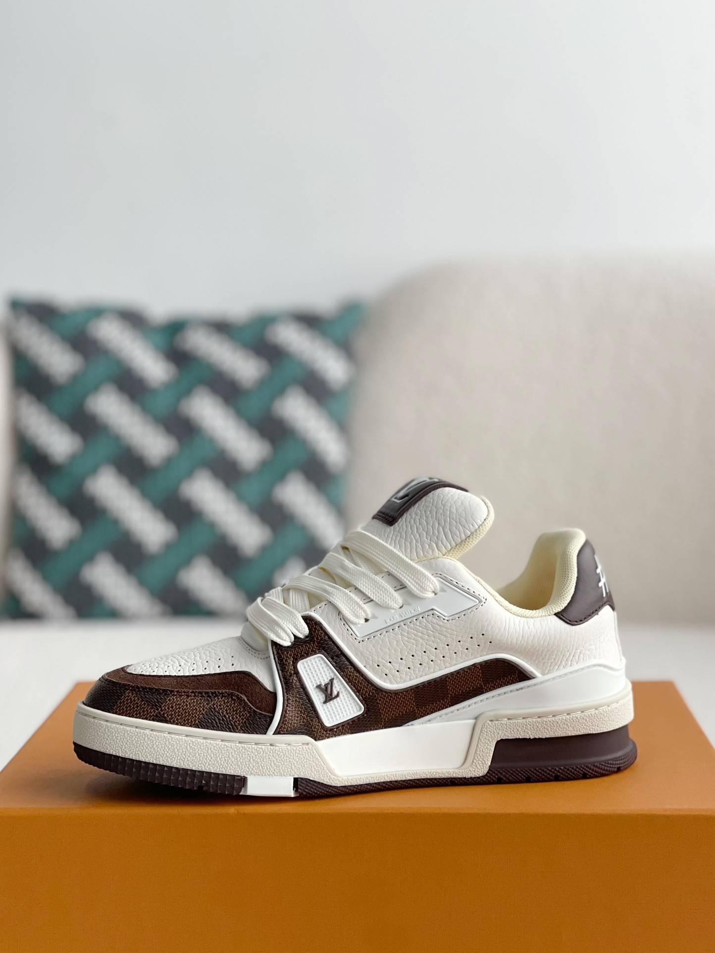 L*V TRAINER SNEAKERS