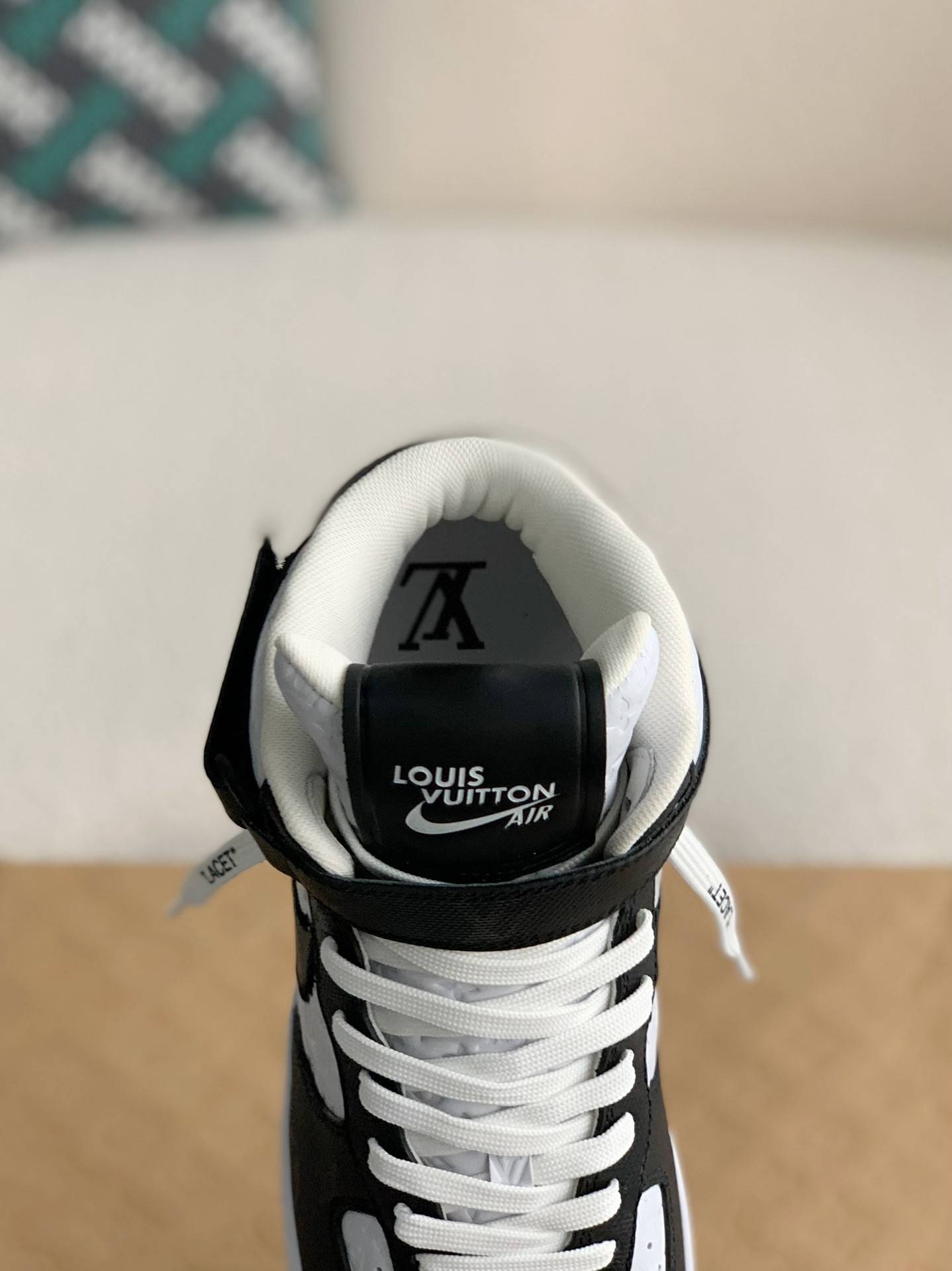 L*V   SNEAKERS