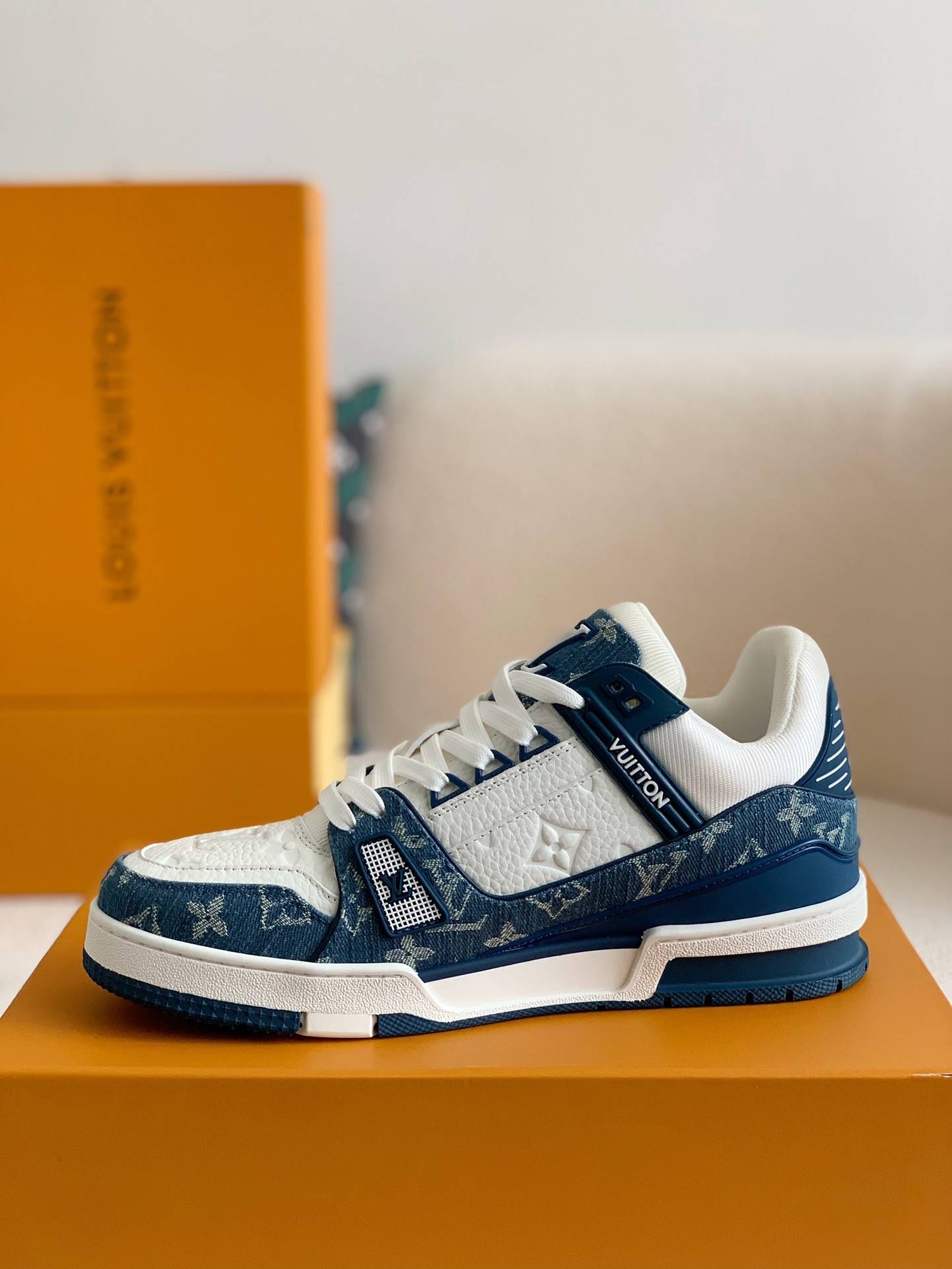 L*V TRAINER 1A8FN8 Sneakers