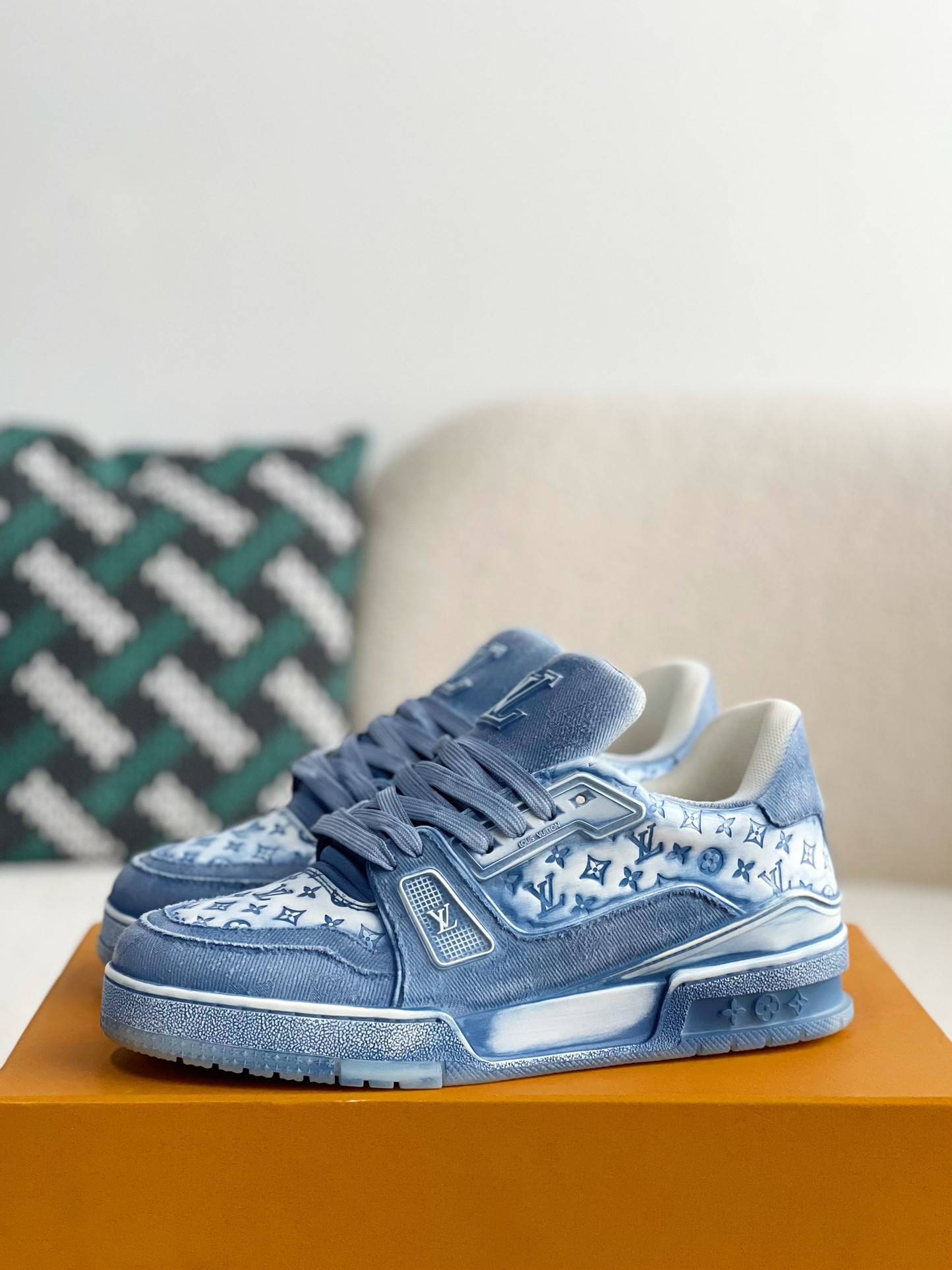 L*V TRAINER SNEAKERS