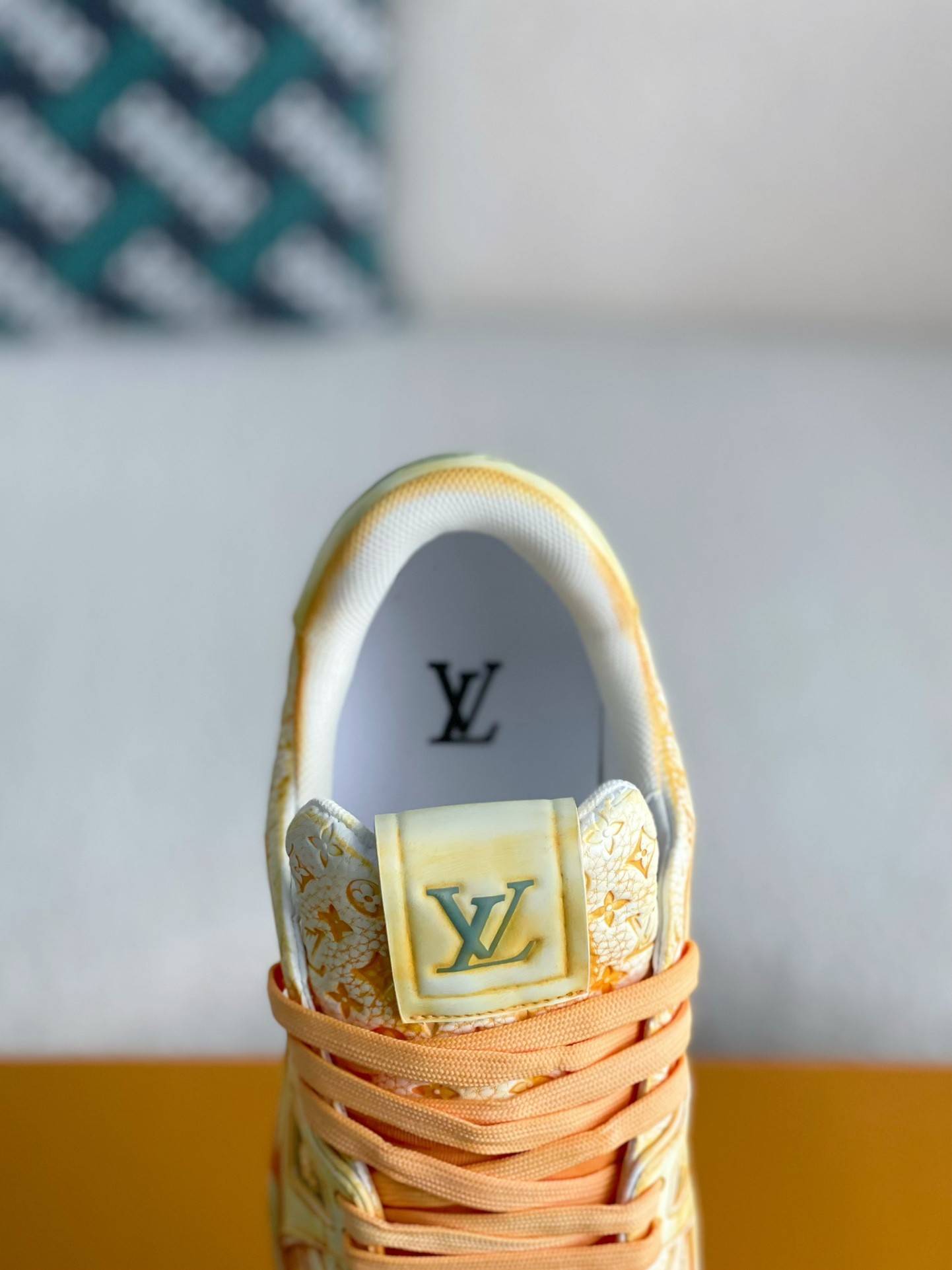 L*V SNEAKERS