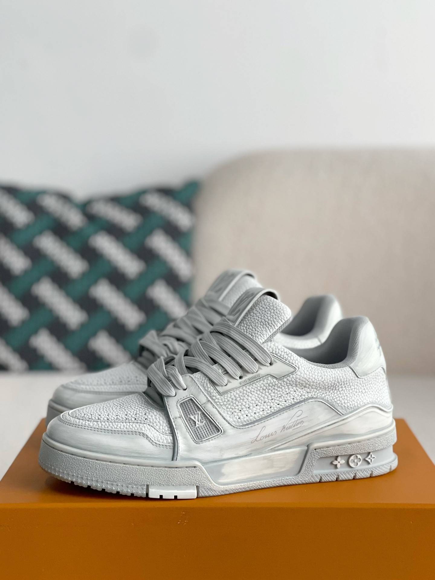 L*V SNEAKERS