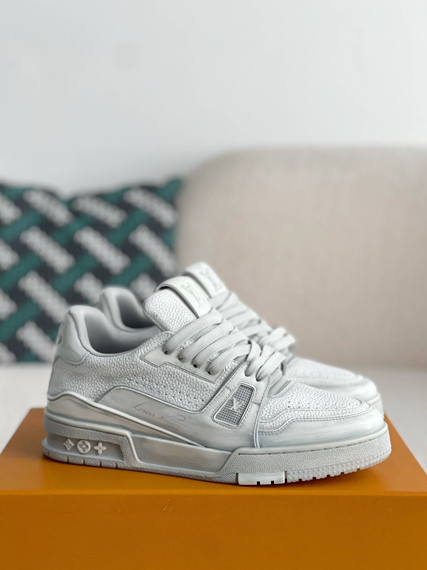L*V SNEAKERS