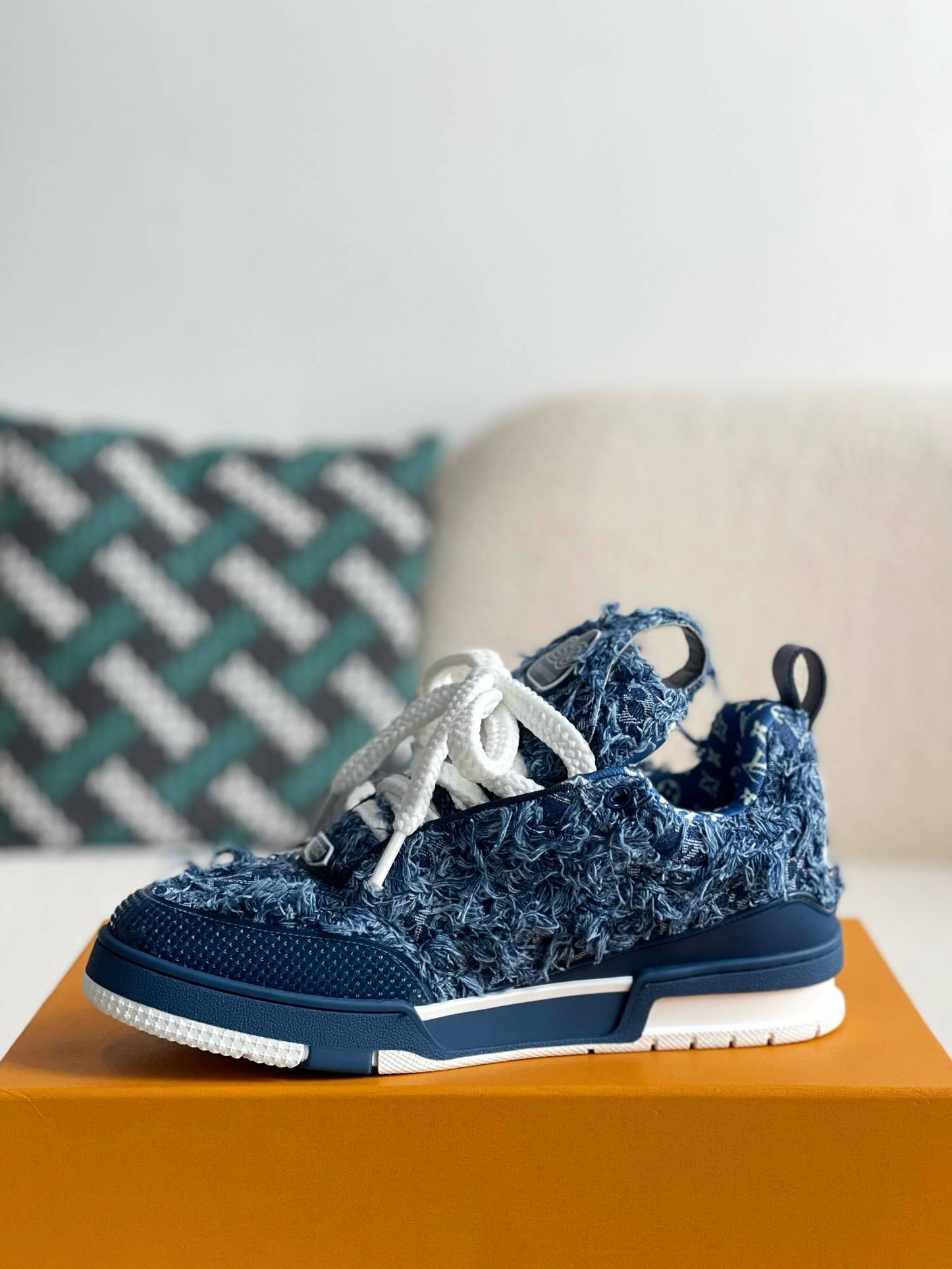 L*V TRAINER SNEAKERS