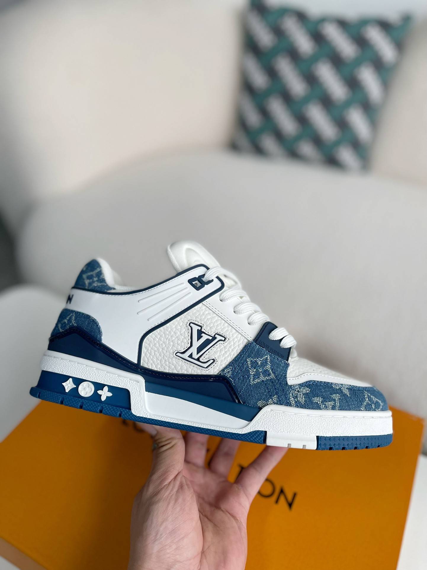 L*V SNEAKERS