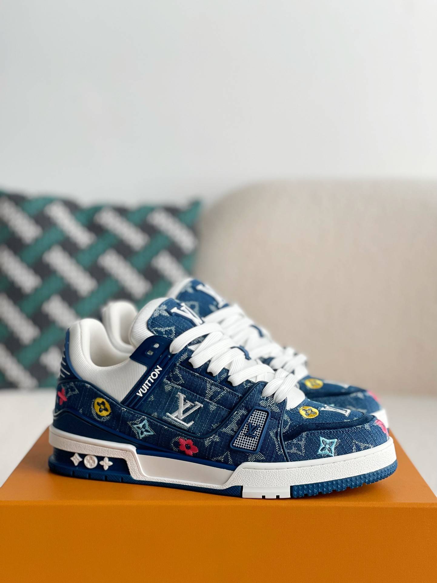 L*V TRAINER SNEAKERS