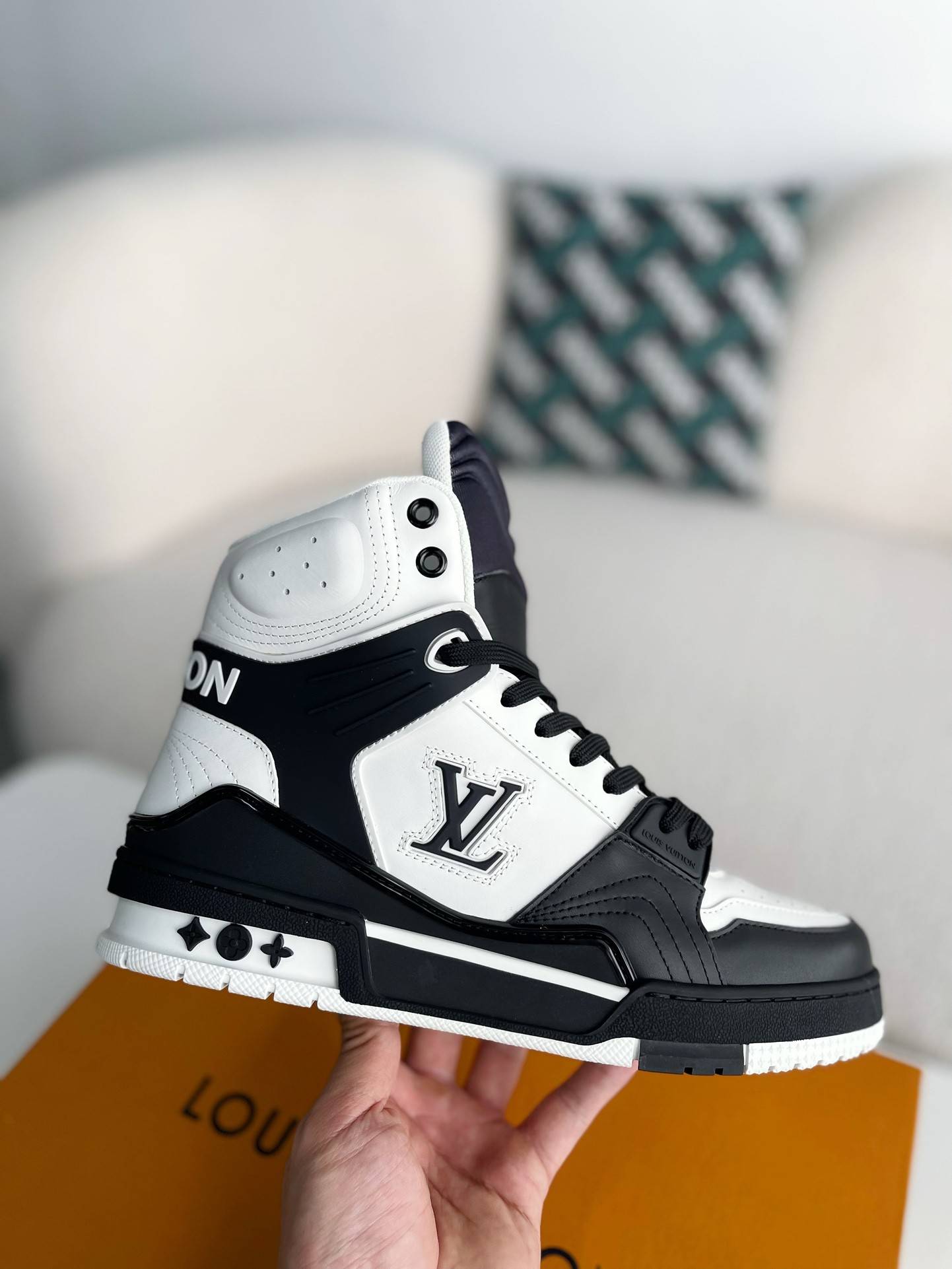 L*V TRAINER SNEAKERS