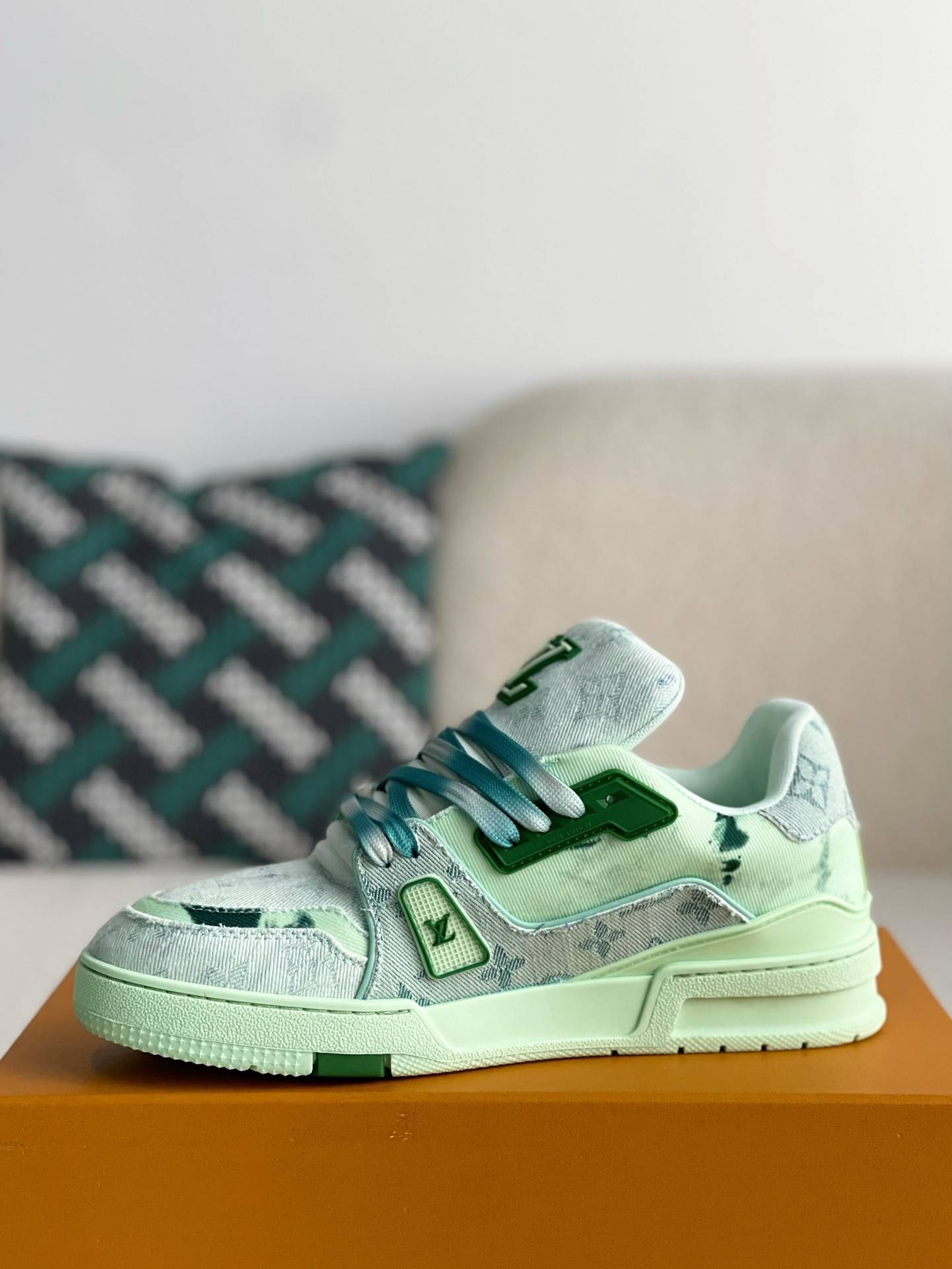 L*V SNEAKERS