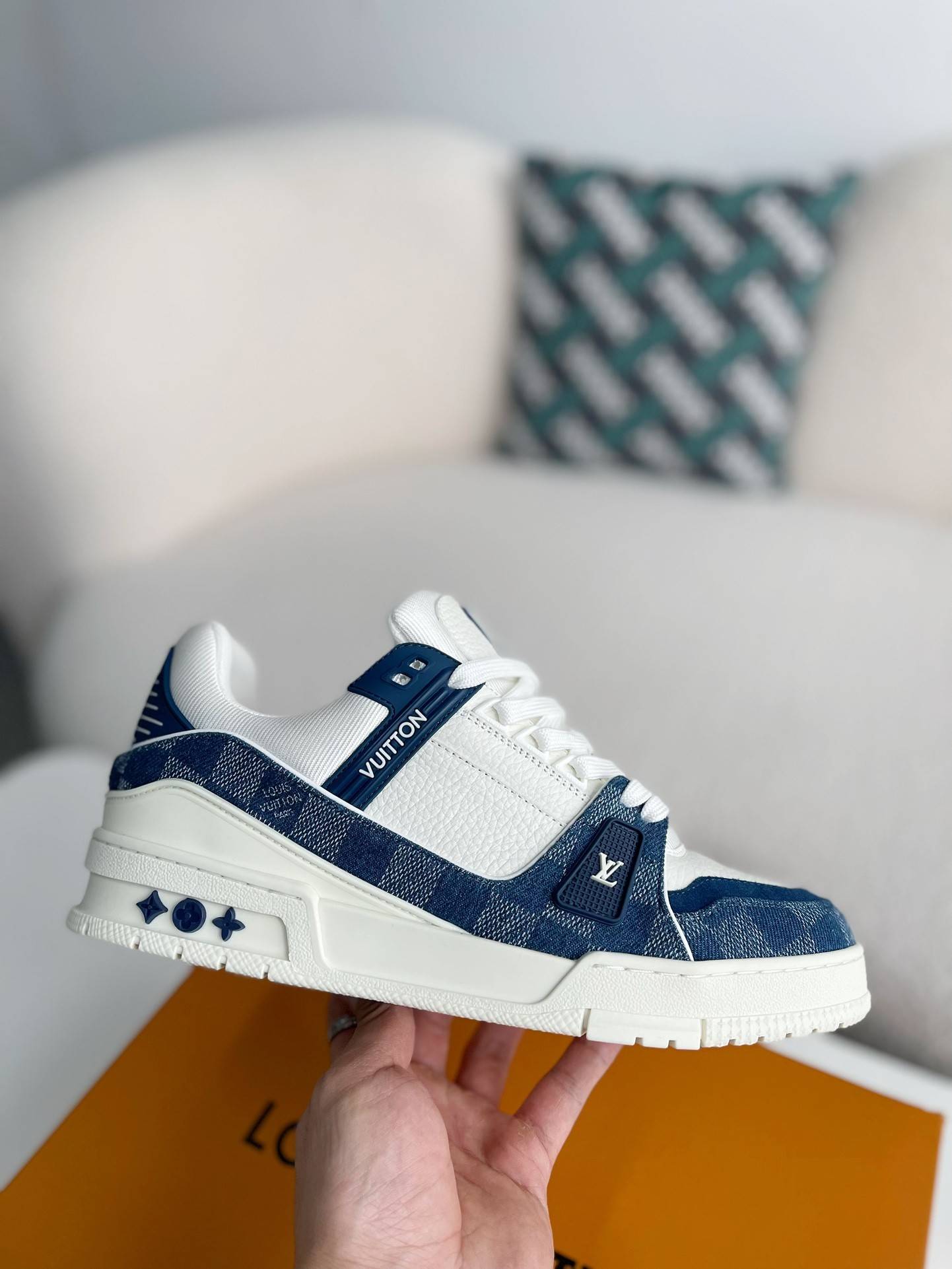 L*V SNEAKERS