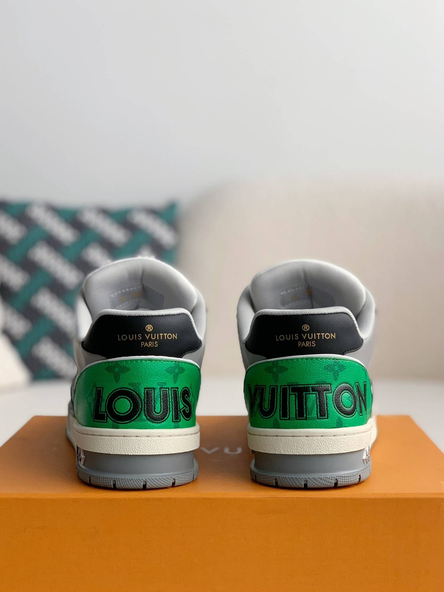 L*V TRAINER Sneakers