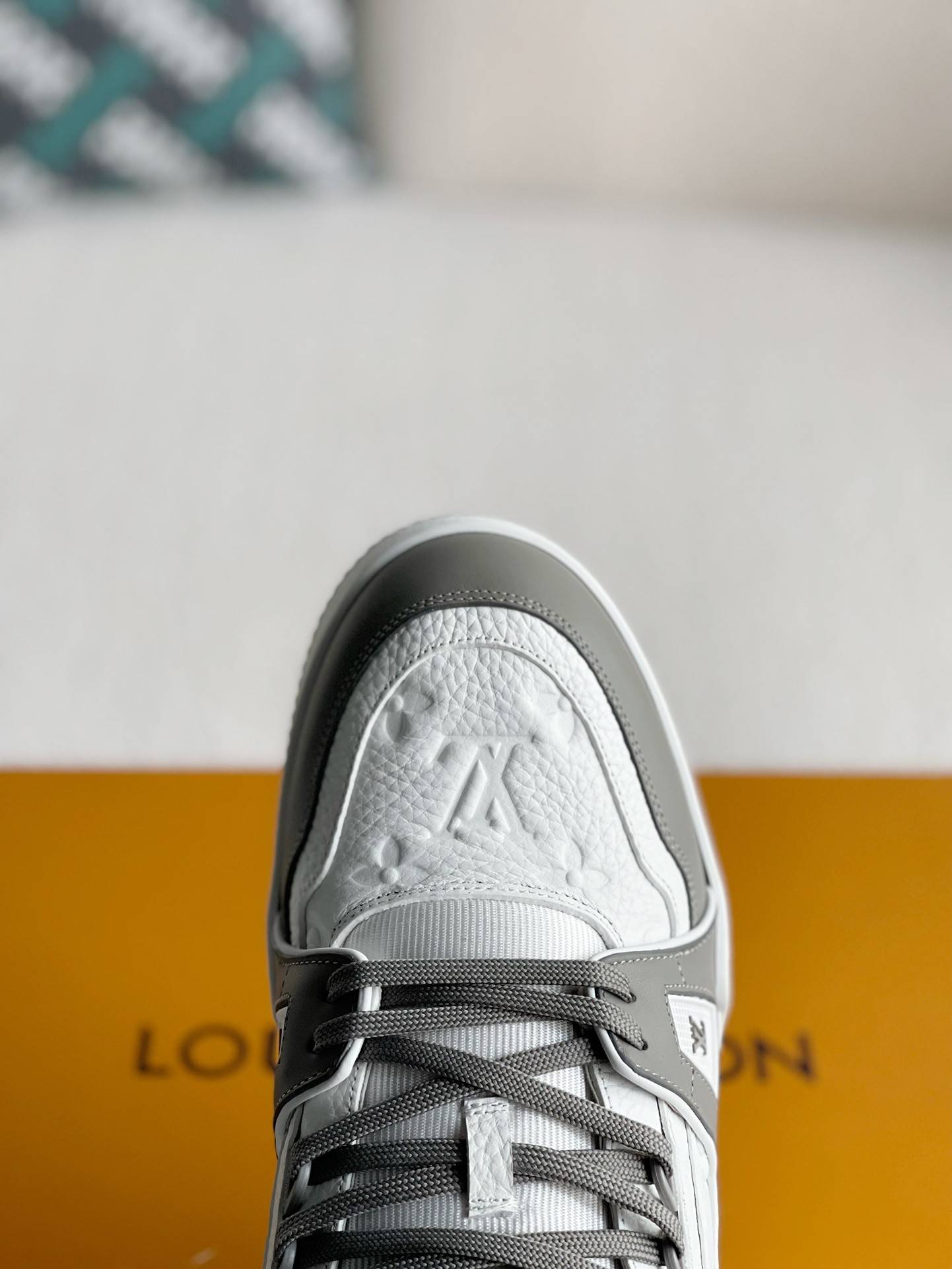 L*V TRAINER 1A8KB8 Sneakers
