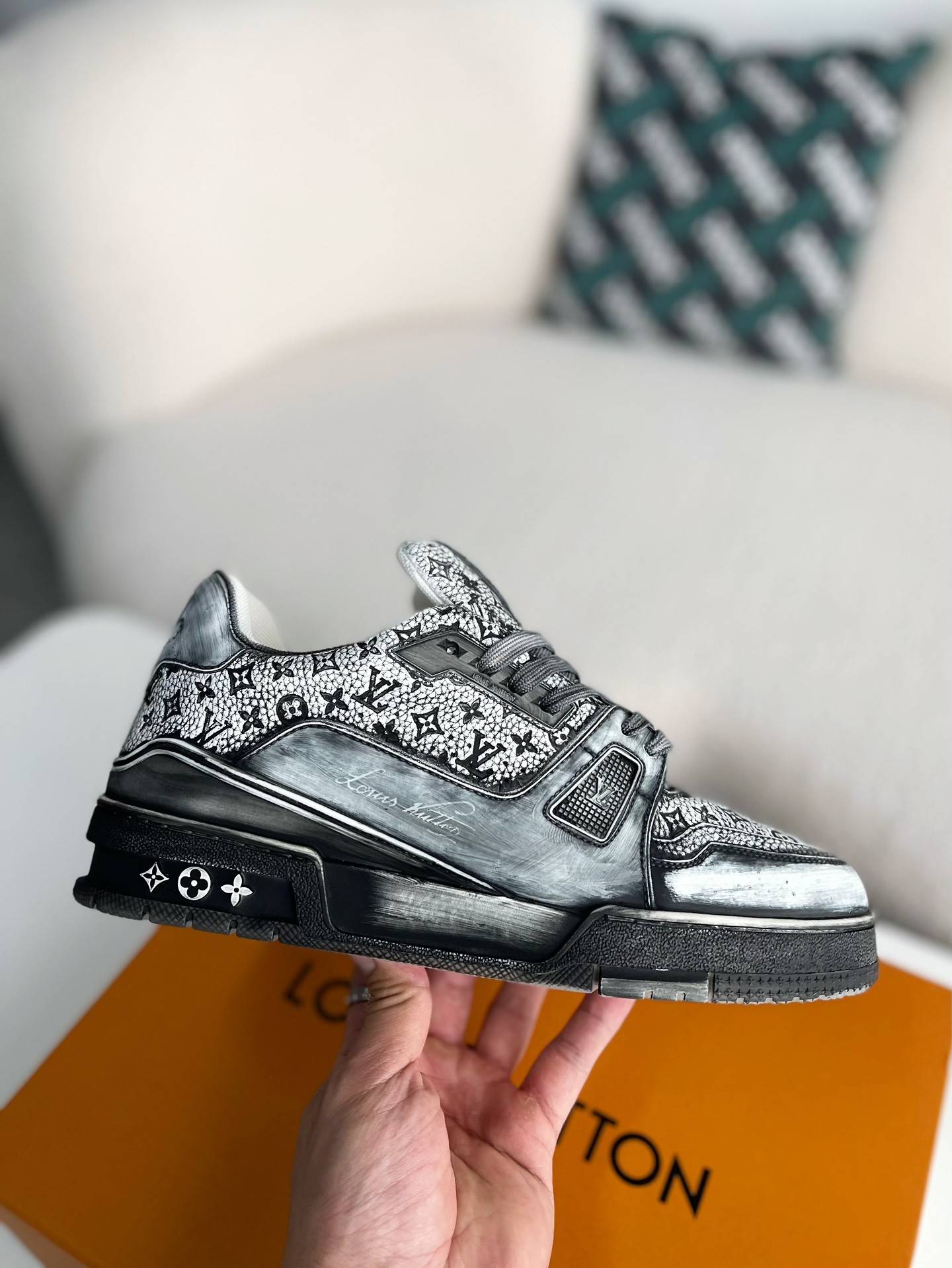 L*V SNEAKERS
