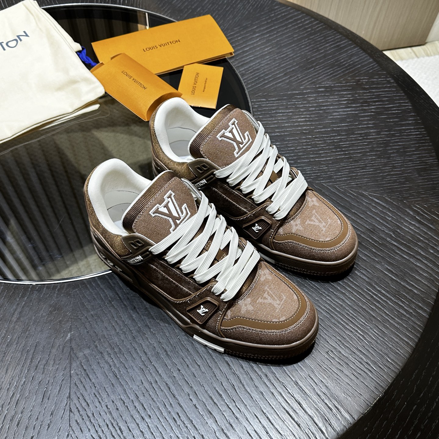 L*V TRAINER Sneakers