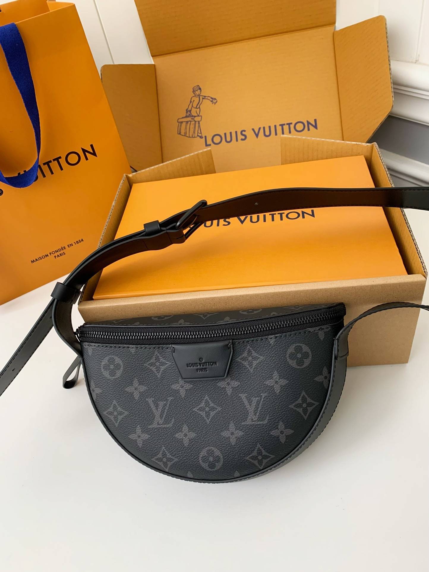 L*V Autumn/Winter New L*V MOON CROSSBODY Handbag M23835, Top Quality Size: 24.5 * 16 * 4.5c