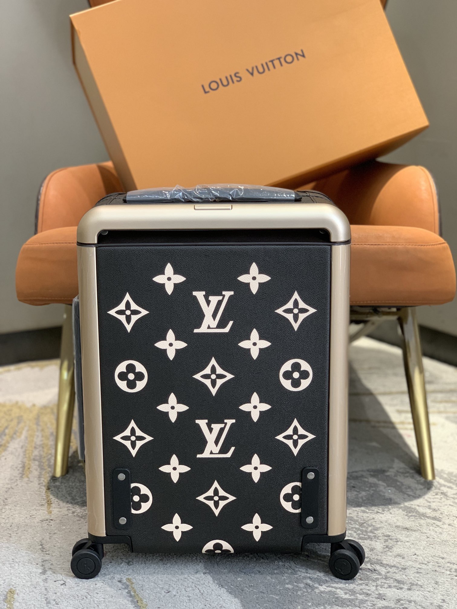 L*V M10256 Horizon 55