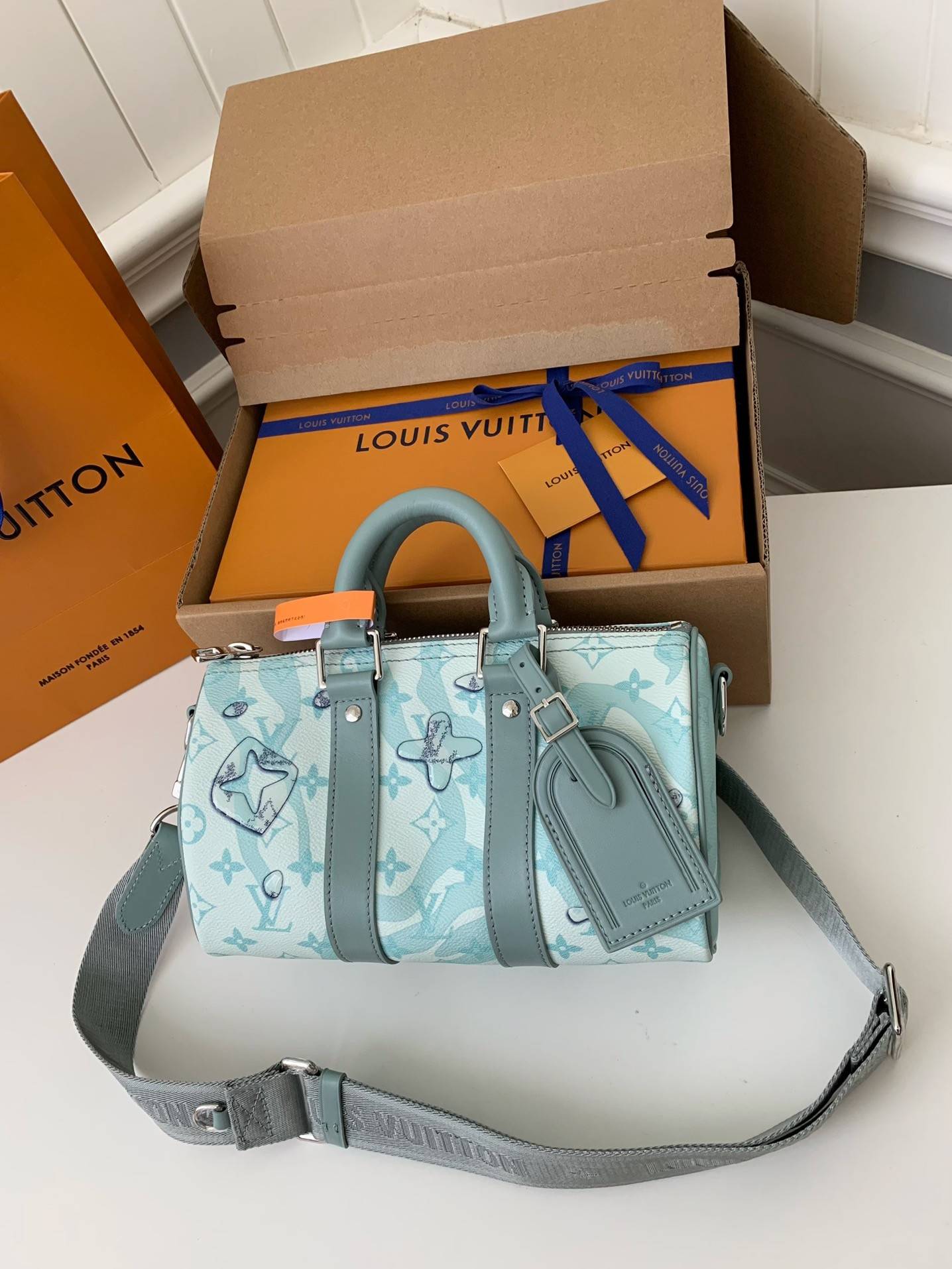 L*V''s seasonal new Keepall Bandoulière 25 handbag M22527，25*15*11cm