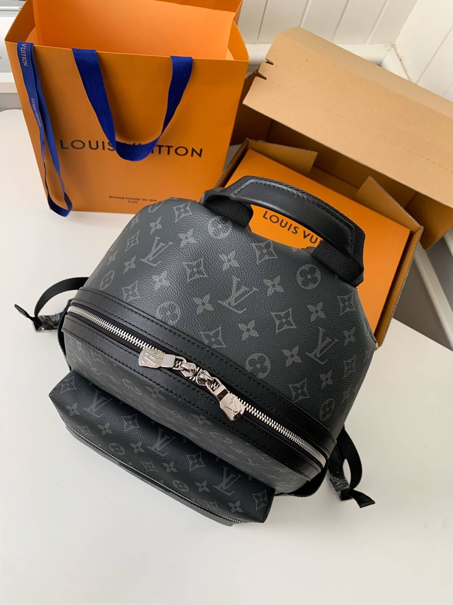L*V DISCOVERY Small Backpack PM M22558 Size: 29 * 38 * 20cm