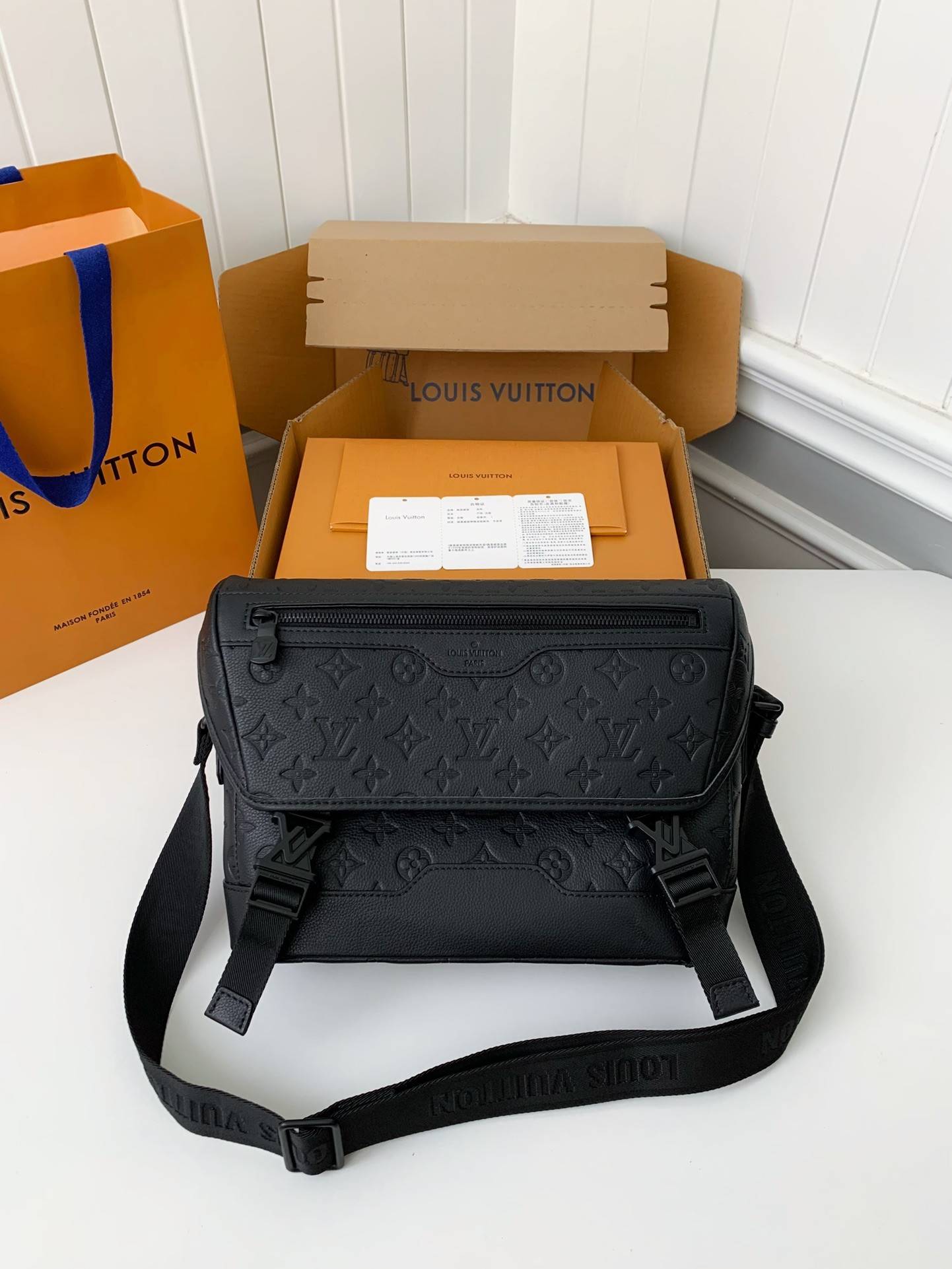 New L*V VOYAGER small men''s messenger bag M25121 Size: 33*22.5*11cm