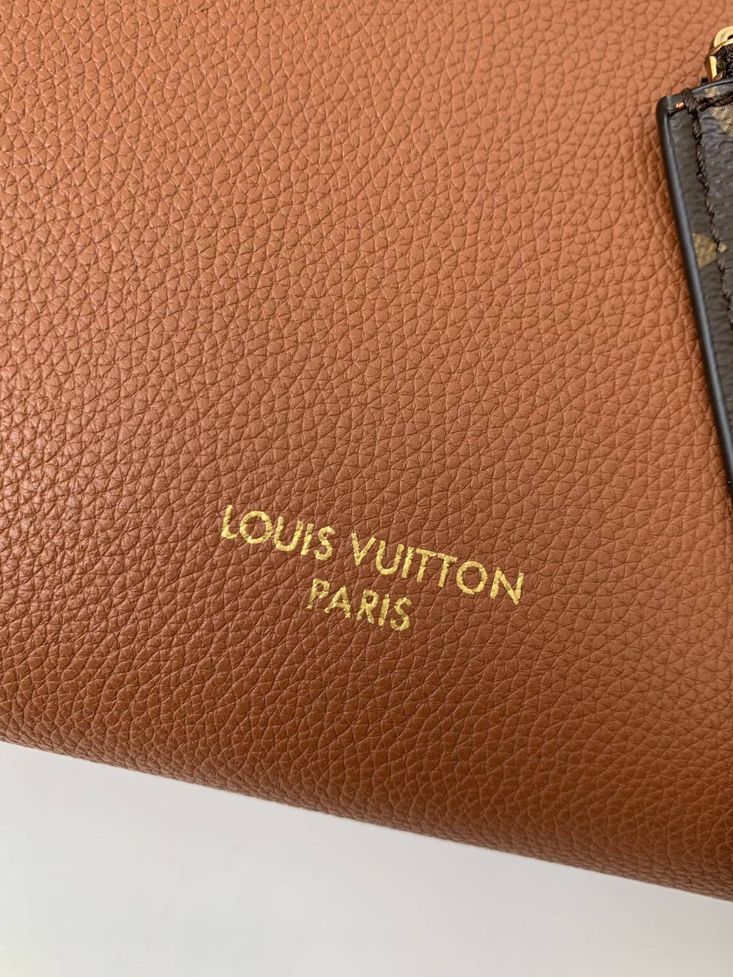 L*V Low Key Cabas Mid -number Handbag M25343 Size: 30*14*47cm