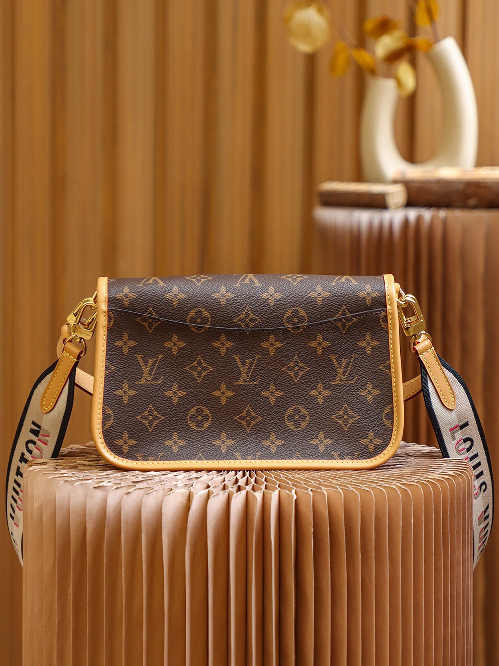 L*V Borsa Diane M45985，Size：9*15*24cm