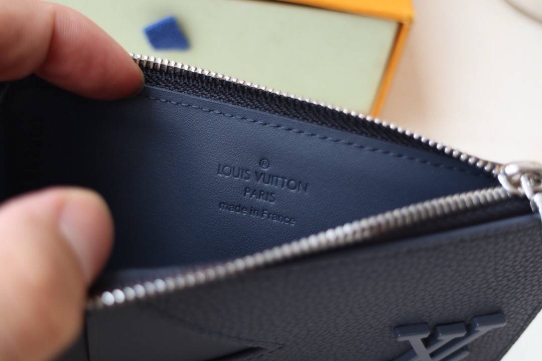 L*V card bag