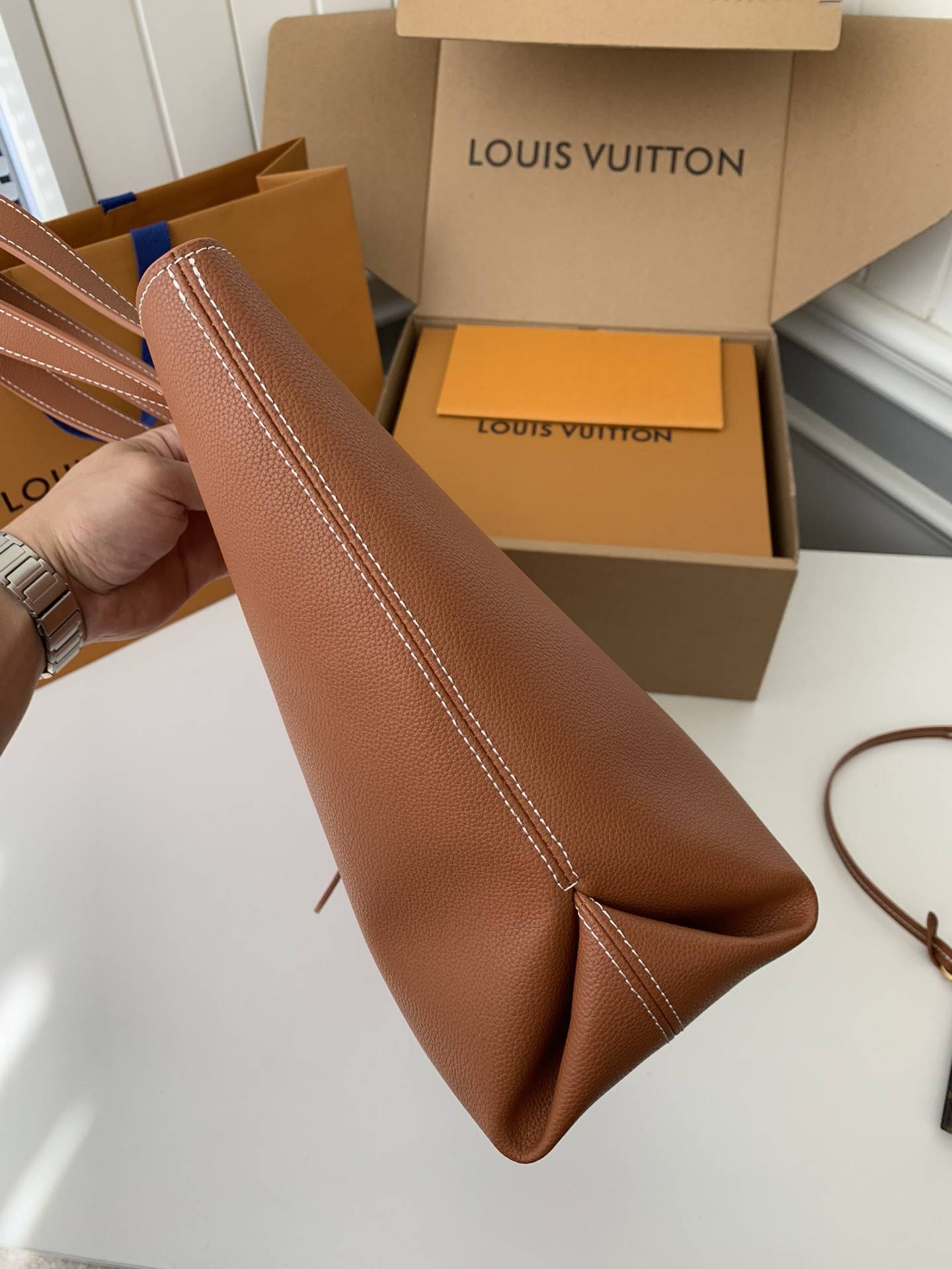 L*V Low Key Cabas Mid -number Handbag M25343 Size: 30*14*47cm