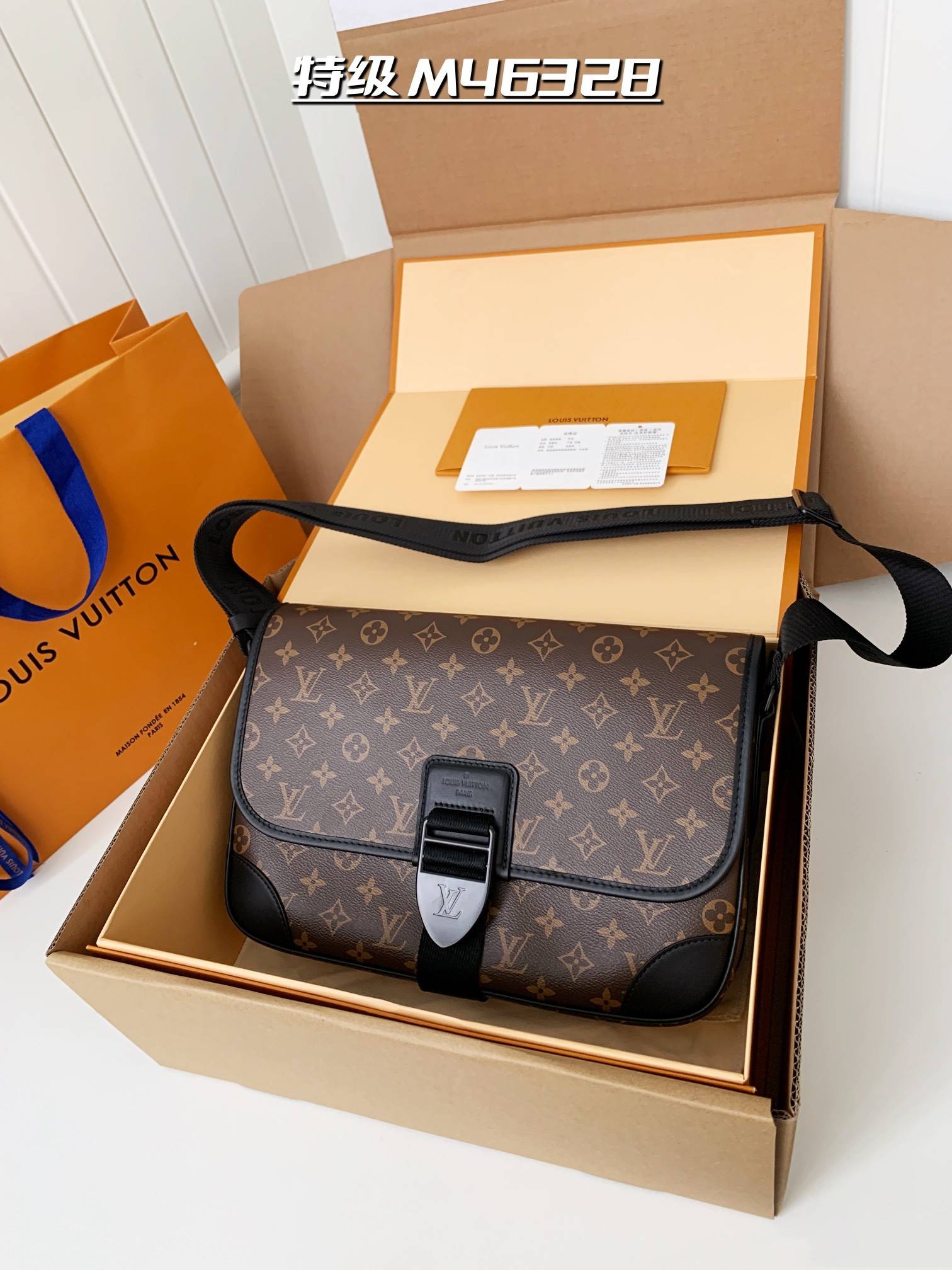 L*V ARCHY messenger bag M46328 SIZE:35*24*8CM