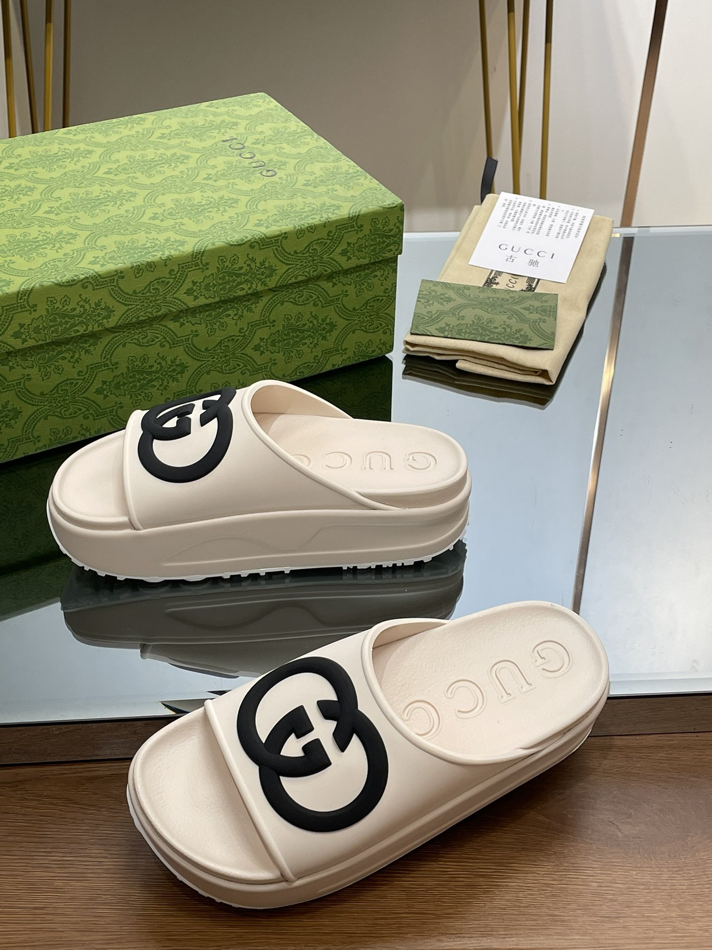 G*u*i slippers