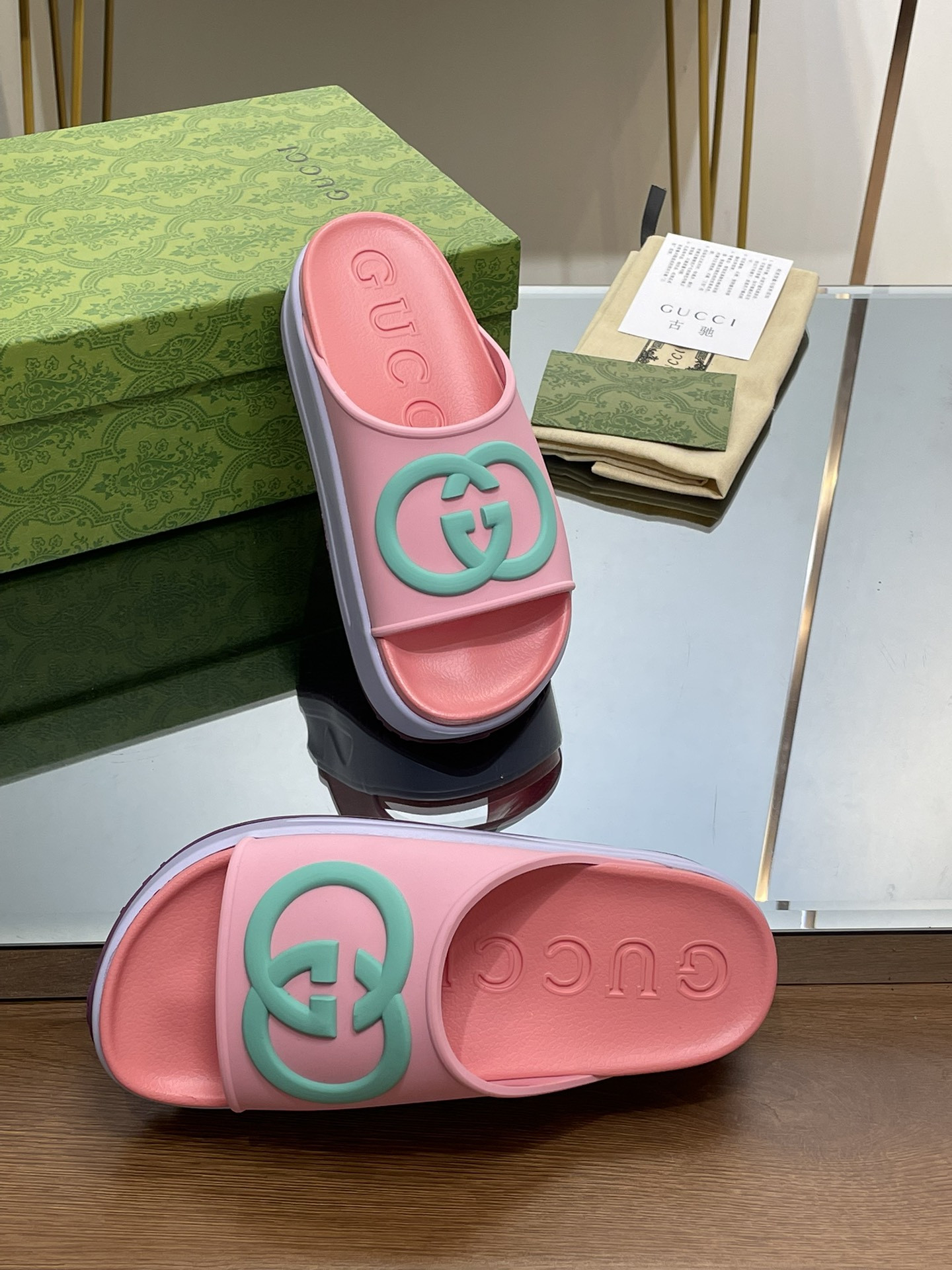 G*u*i slippers