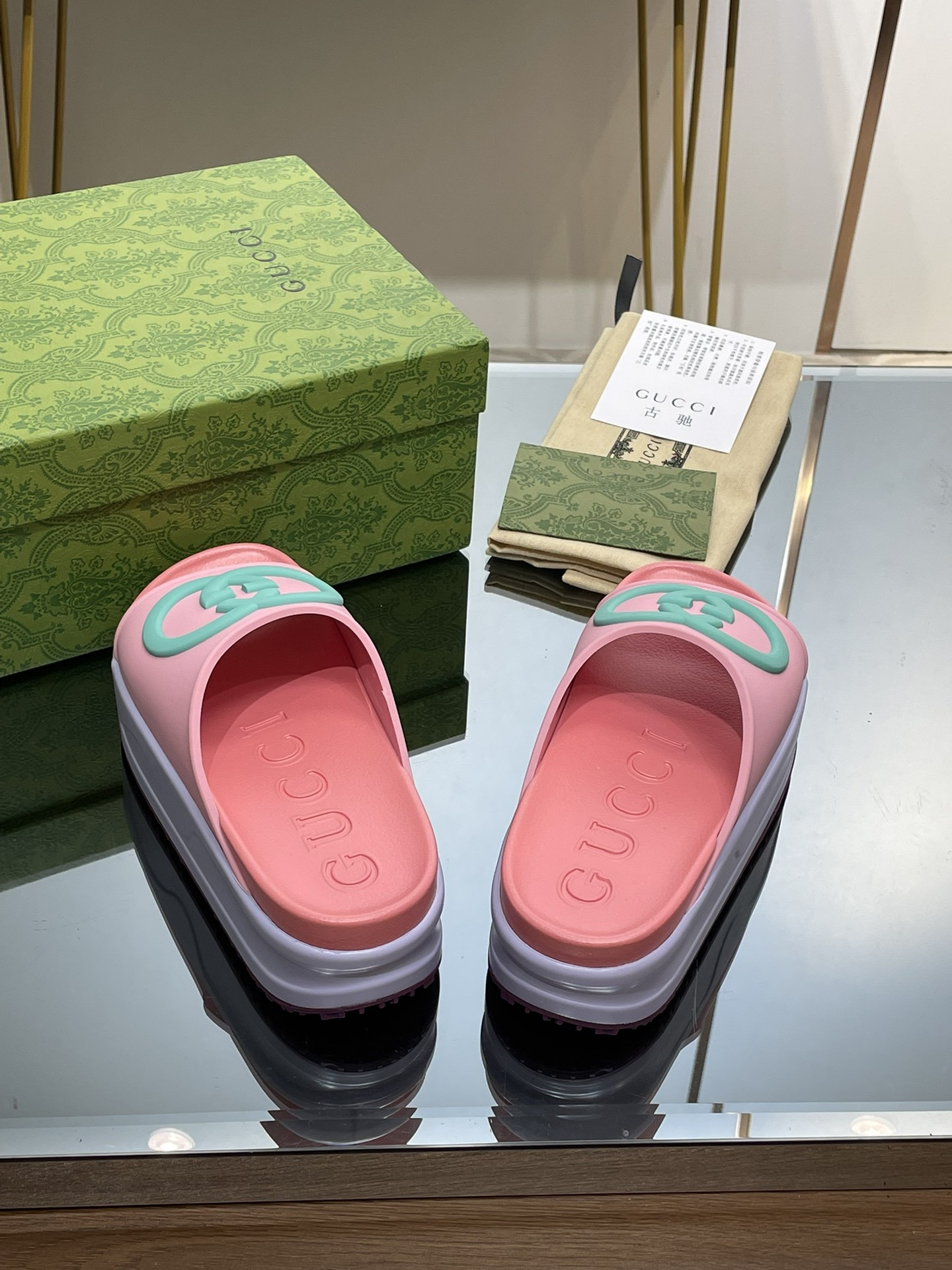 G*u*i slippers