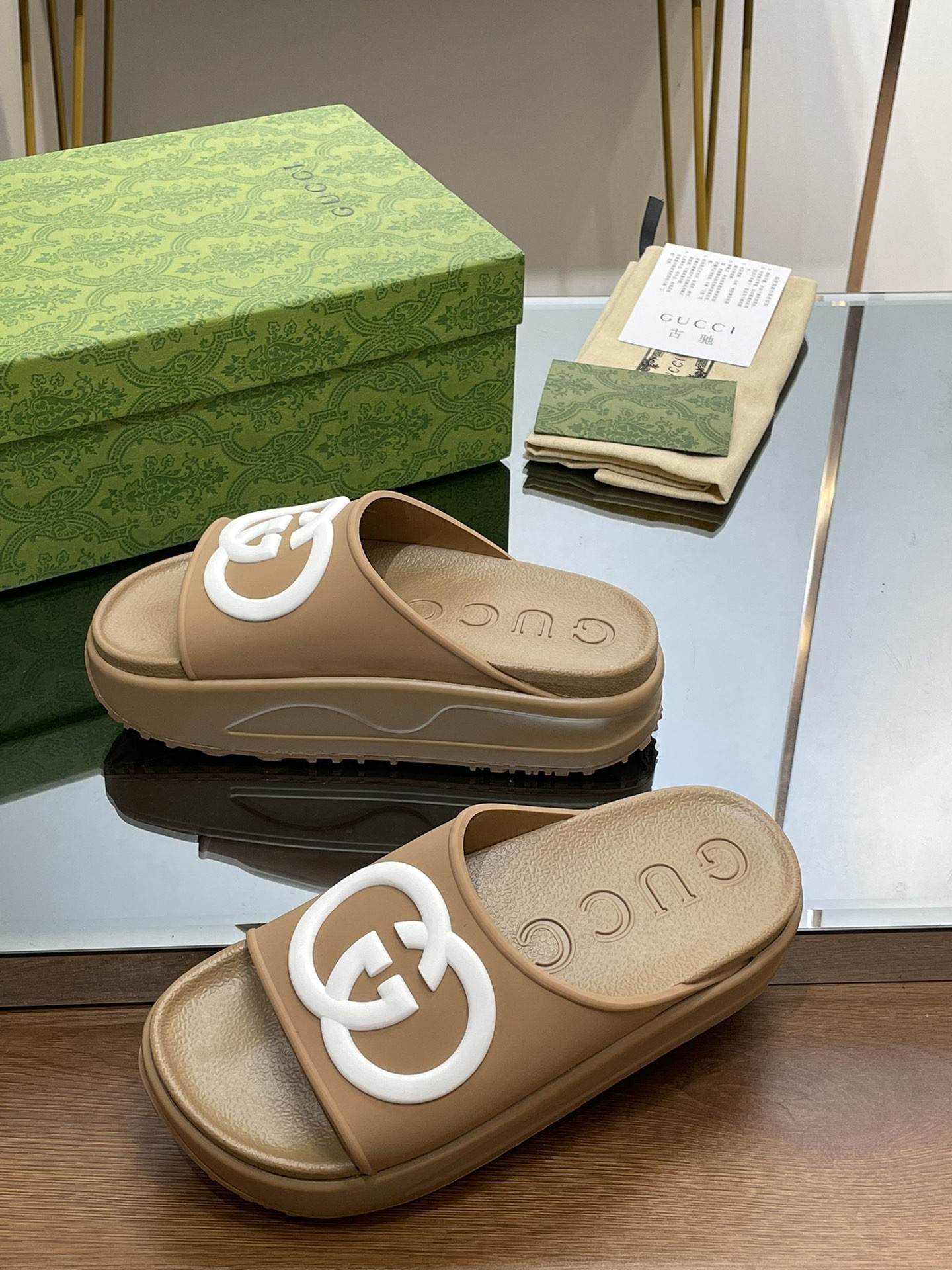 G*u*i slippers