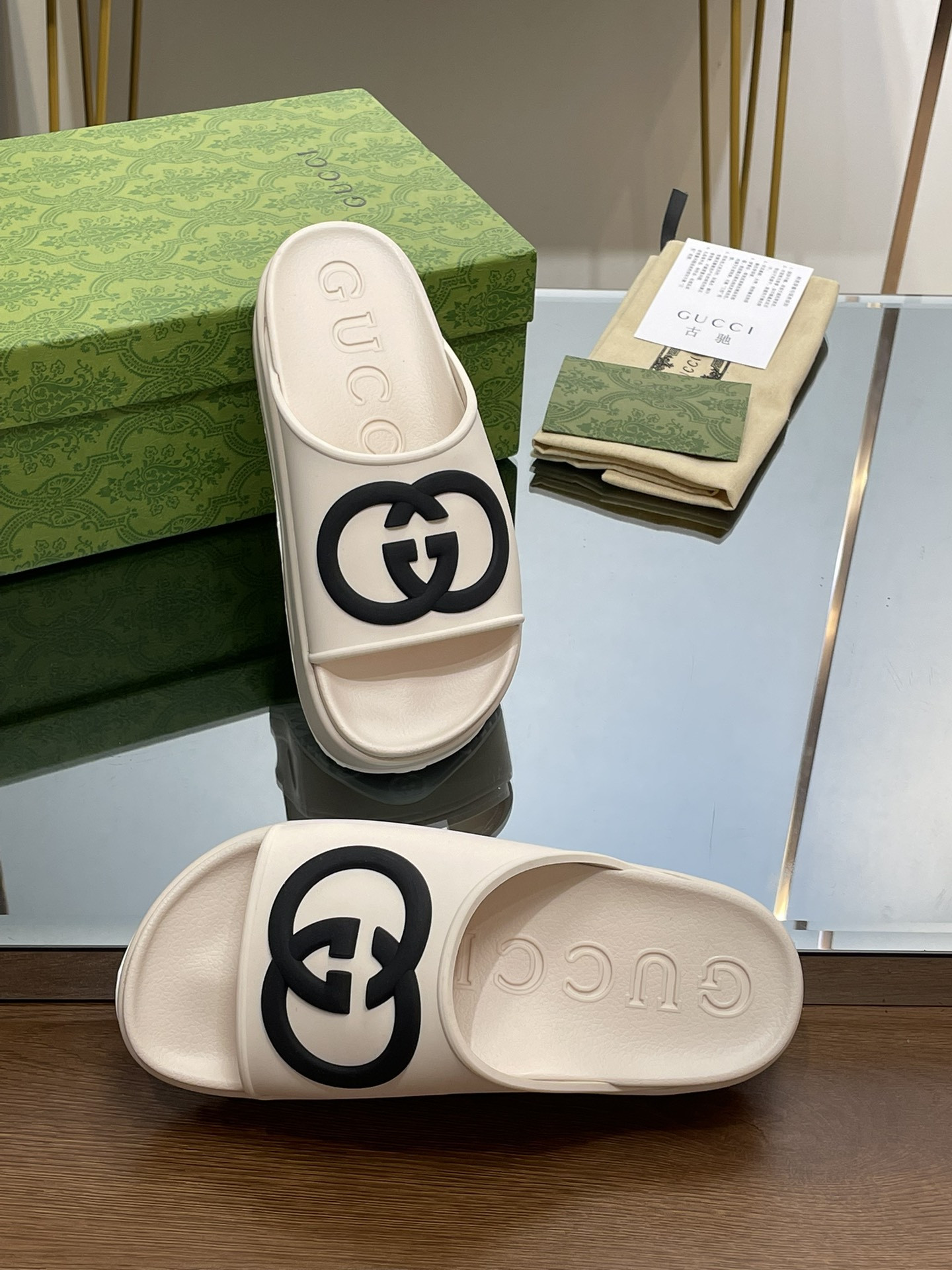 G*u*i slippers